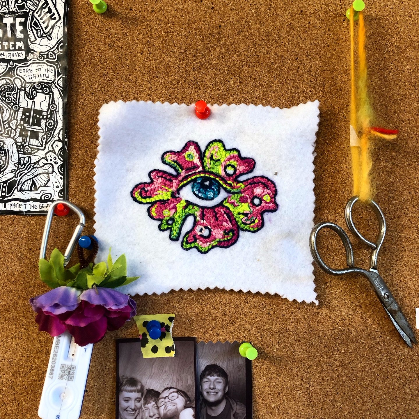 studio bits and bobs 

I was looking at this embroidered flower eye I did a few years ago and was thinking I would love to do some more 🌸
maybe they would look cool as patches or in frames?? what do ya think 

#studio #welshartist #embroidery #artem
