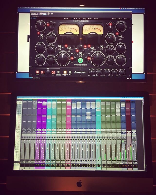 This thing is such a BEAST!! @pluginalliance bringing compression and TONE to the masses 🤘🤘 #shadowhills #pluginalliance #masteringcompressor #gearporn #plugin #plugins #mixing #studio #studiovibes #producer #producerlife