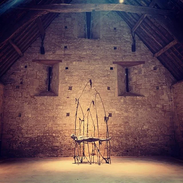 Quick interlude.....for the haunting beauty of Laurence Edwards at Messums Wiltshire.... photos don&rsquo;t do it justice, his work is stunning in the most perfect of settings....#messumswiltshire #laurenceedwards #beautyonarainythursday #ibizastillu