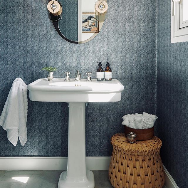 Bathroom break......ibiza 70&rsquo;s hacienda.....#thewatermonopoly #smokedmirrorwithlights #christopherfarrcloth #dontforgetthelittlespaces #ibiza #70sforever