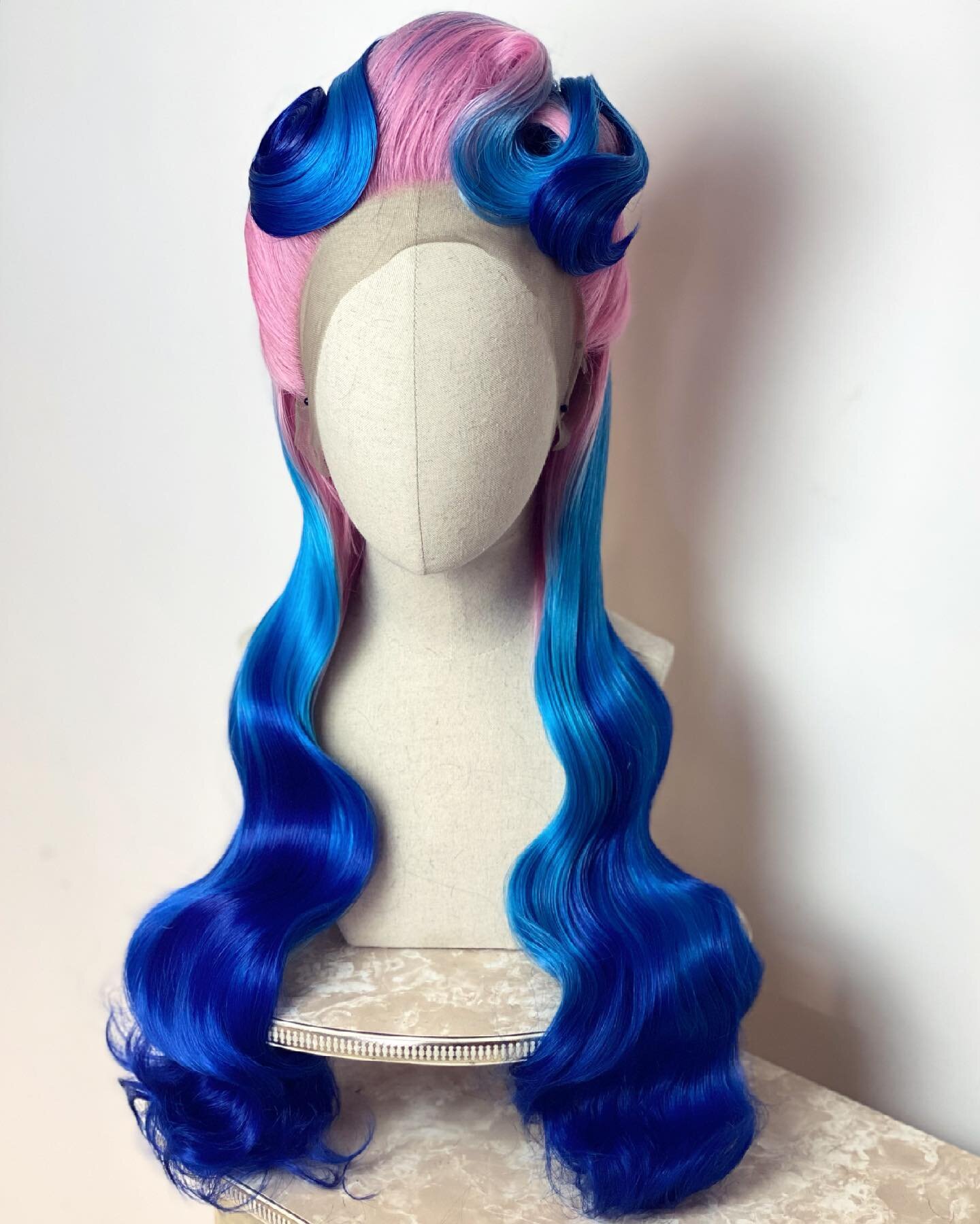 ✨Vintage &amp; Rockabilly Online Wig Course! Now Booking😱 ✨ Includes:
&bull;4 weeks of online wig classes
&bull;Illustrated Course Handbook
&bull;Rewatch options and downloadable copies of all classes
&bull;Access to Private Course Instagram page wi