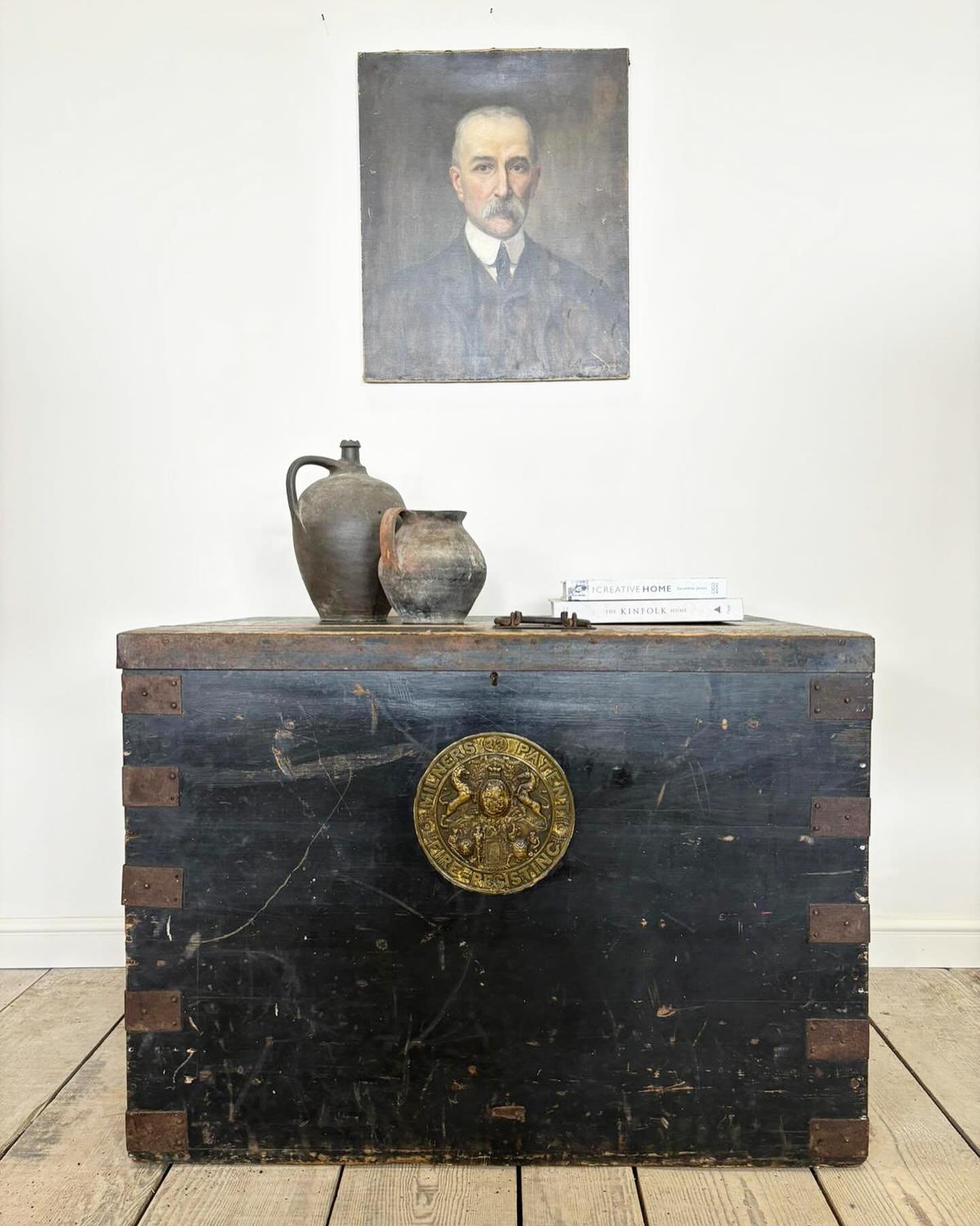 Great patina to this large antique ebonised trunk chest with brass plaque new in stock&hellip; 
.
.
.
.
#vintage #antique #ebonised #rustic #trunk #chest #blanketbox #patina #furniture #vintagefurniture #antiquefurniture #frenchfurniture #frenchantiq