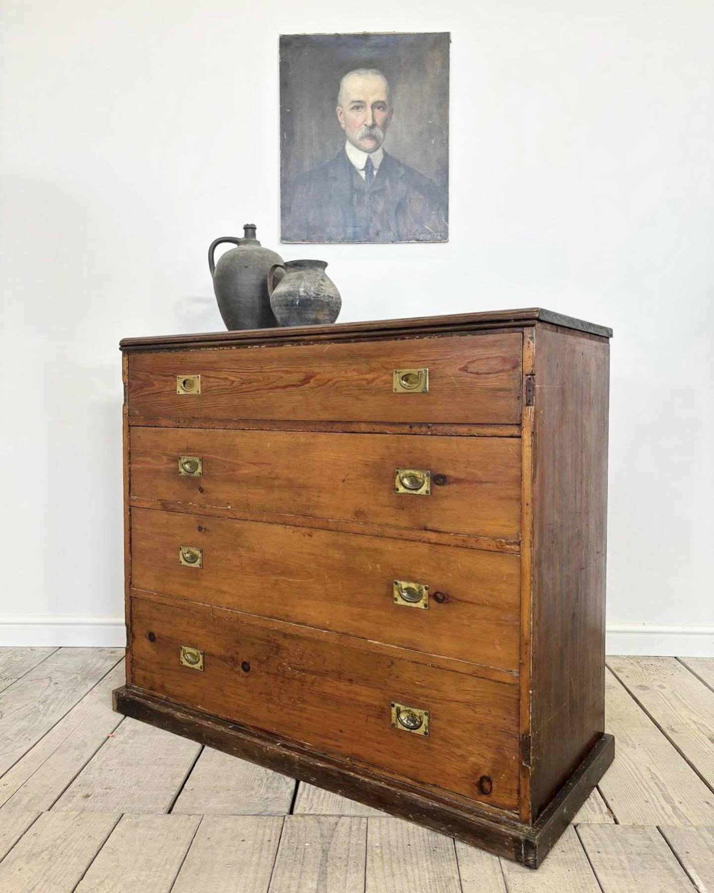 Antique military campaign chest of drawers with flush brass handles new in stock&hellip; 
.
.
.
.
#vintage #antique #19thcentury #campaignchest #chestofdrawers #furniture #vintagefurniture #antiquefurniture #frenchfurniture #frenchantiques #englishan