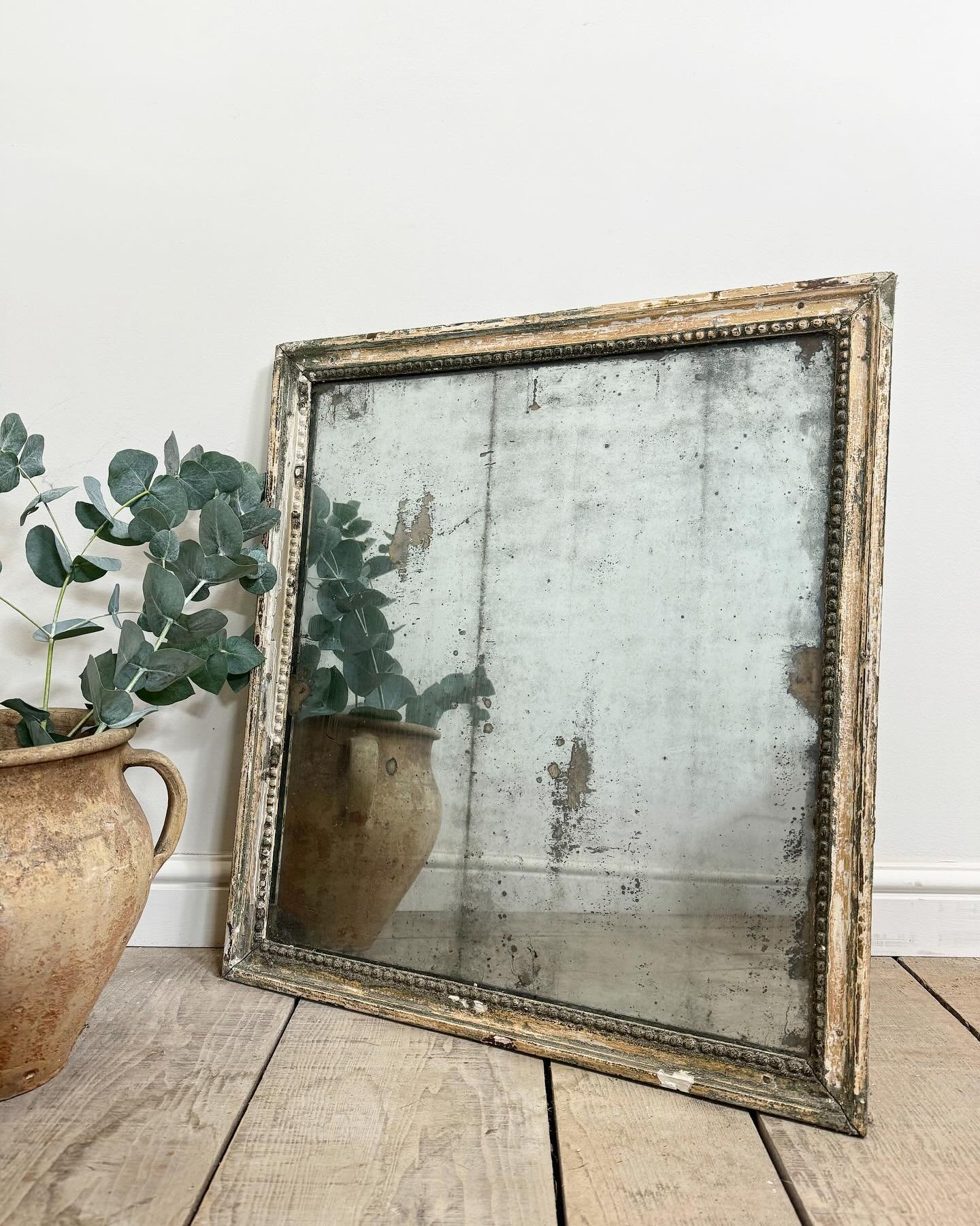 Stunning foxed plate to this 19th century antique French original painted mirror new in stock&hellip; 
.
.
.
.

#vintage #antique #19thcentury #french #mirror #antiquemirror #foxedmirror #furniture #vintagefurniture #antiquefurniture #frenchfurniture