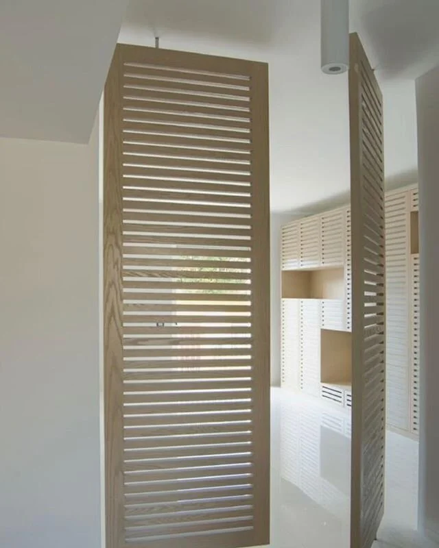 All doors need not be solid...louvered pivot doors allow visual connection and privacy.
Design by @SMNstudio

#aihamptons, #modernarchitecture, #interiordesign, #interiorarchitecture