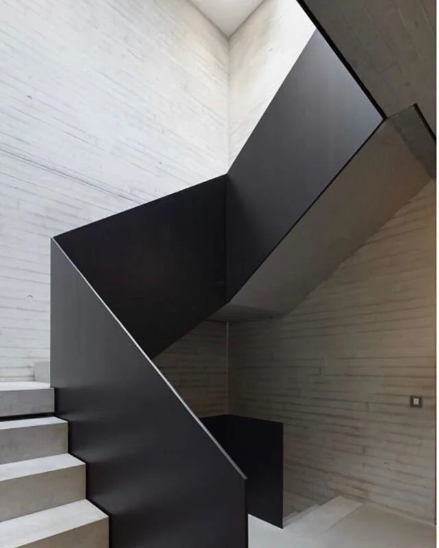 You guessed it...another stair by @doering-architekten.de
Sleek folding of blacken steel juxtaposed within concrete walls
#aihamptons
#steelstairs