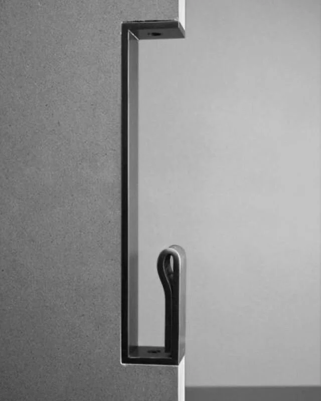 Yes, a door pull can be sexy! By @tomkundig, @12thavenueiron
#aihamptons
#tomkundig
#12thavenueiron
#doorpulls #modernarchitecture #moderndesigns