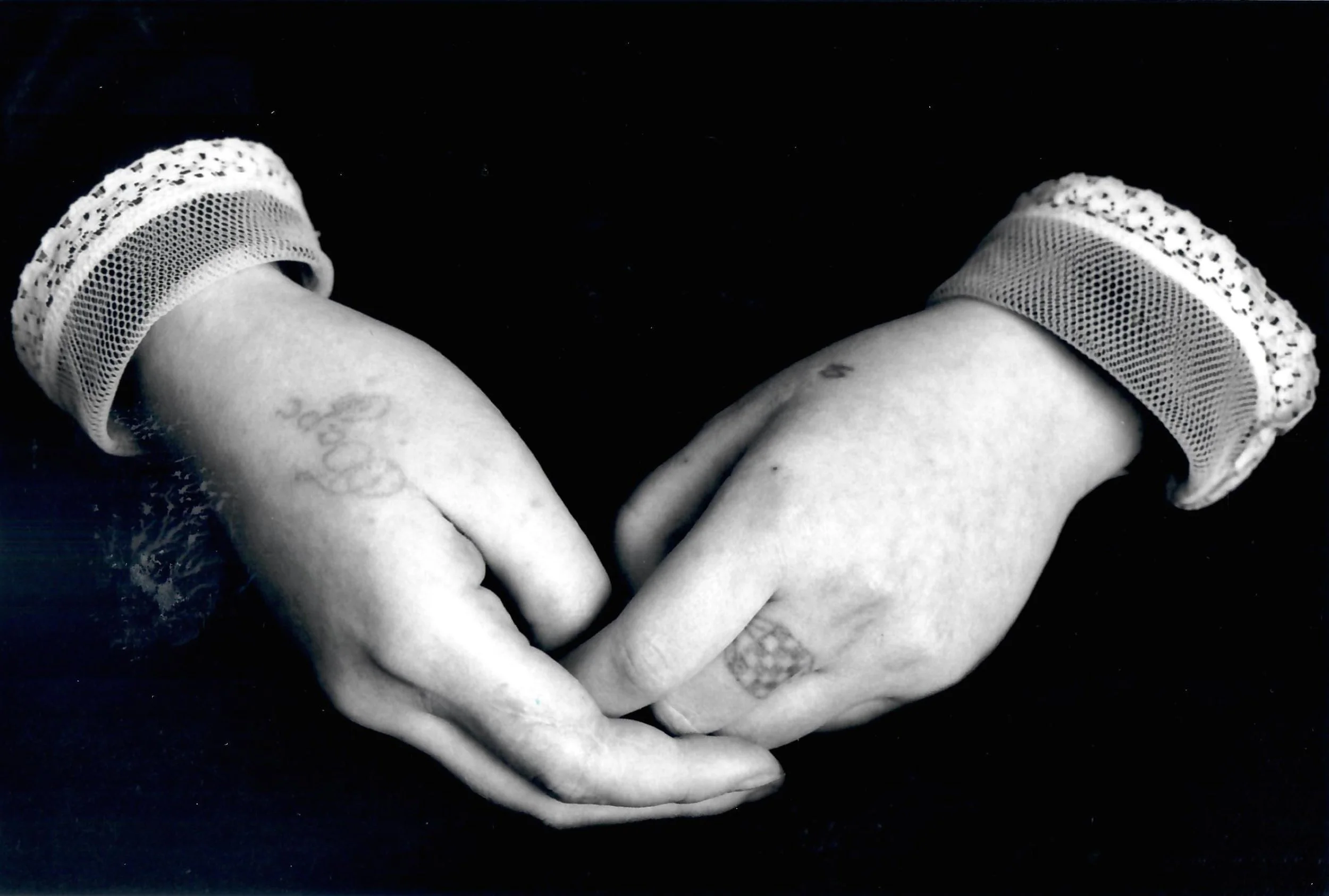 13.Trop de Peines: Femmes en Prison (les mains d’une jeune détenue, prison de jeunes filles, Ryazan, URSS), 1990