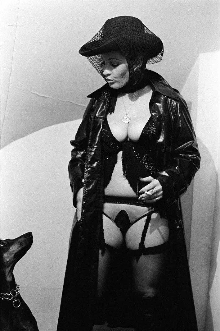 6. Rue des Lombards (Natasha pose avec chien), 1976-1977
