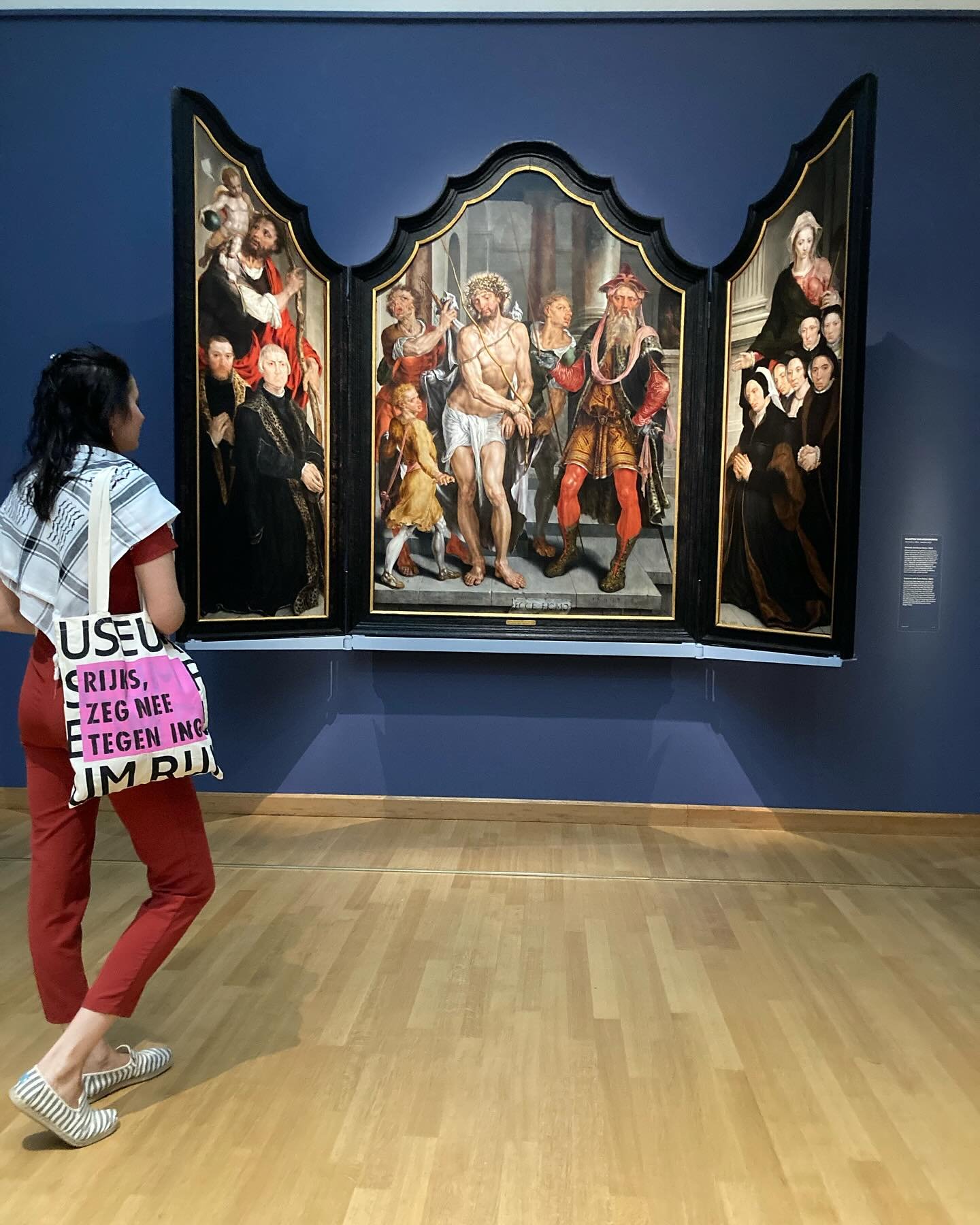 Gespot in het Frans Halsmuseum: de guerillatas van @rijks_zeg_nee .

De gevolgen van klimaatverandering zijn het sterkst merkbaar in het mondiale Zuiden (al gaat het in Europa ook niet lekker, met apocalyptische overstromingen deze week). Daarmee zij