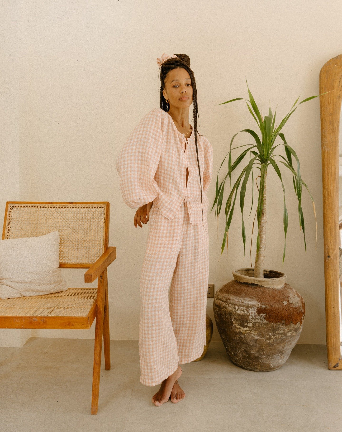 Peach gingham dreams 🍑
Barefoot, comfy, and just a little bit fancy.

Our special fabric is almost sold out! If you want to get your style, please be sure to stop by the shop, see what we have in stock, order online, or drop us an email.

Very soon,