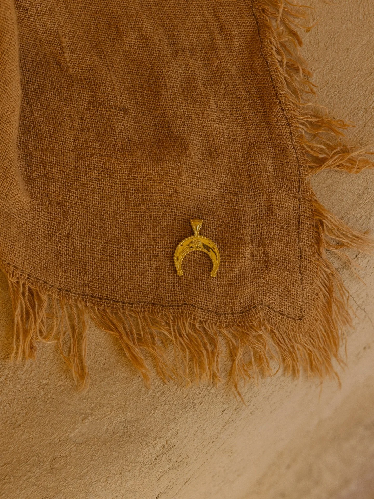 The crescent ~ a shape of becoming. Never fixed, always moving, like the moon above us. This pendant carries the poetry of change 🤍
#sunandher #sunandherjewelry #mooncyclejewelry #consciousjewelry #slowmadestyle