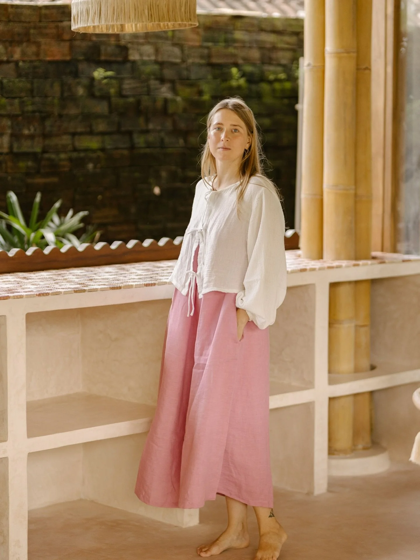 Hi loves 🤍 I&rsquo;m Paulina, the heart behind sun + her. Always wrapped in linen, always inspired by slow rituals and the little details that make life meaningful.
My story is shaped by three places: lithuania, where my roots and childhood are; luc