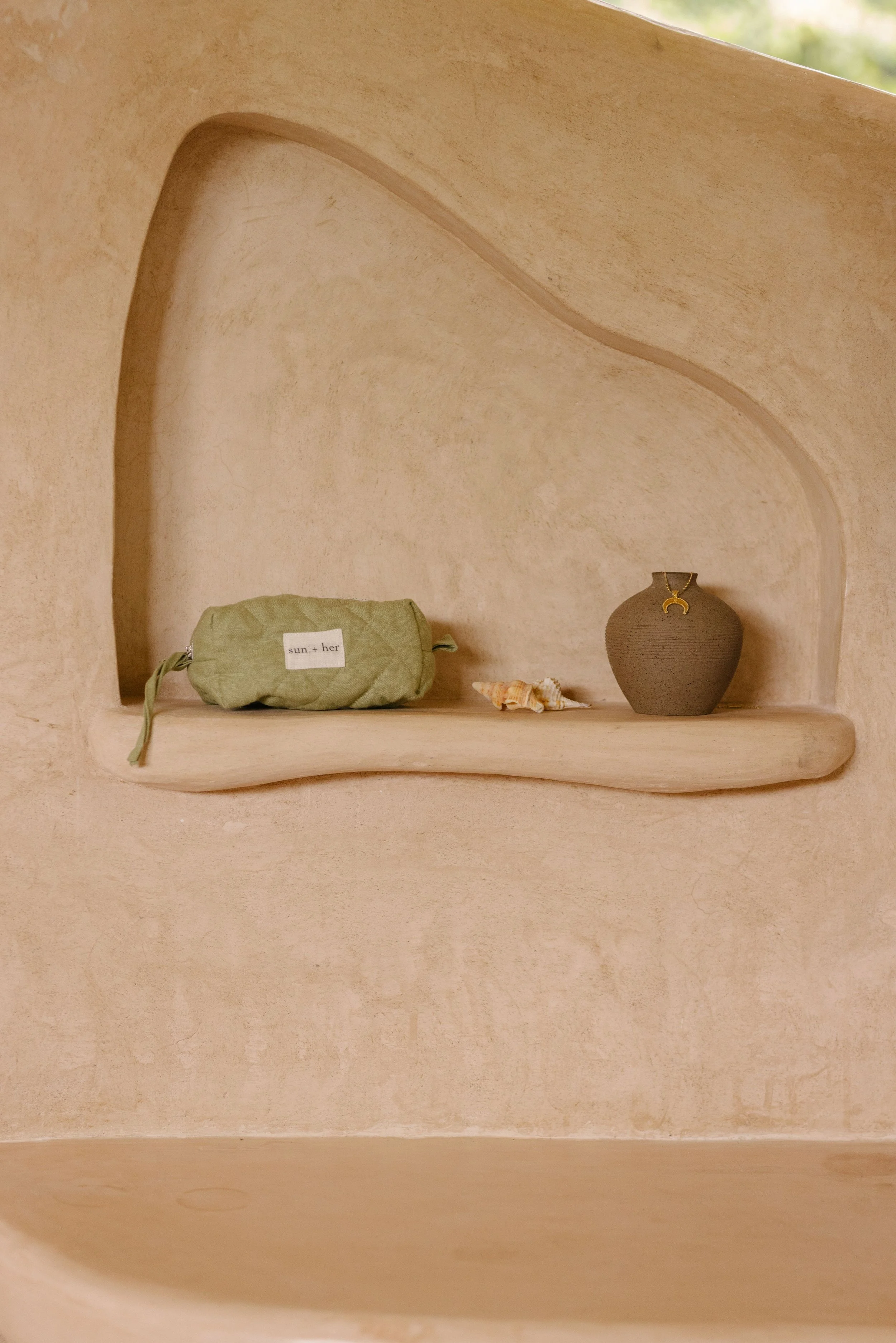 sun-and-her-beauty-bag-small-pistachio.JPG