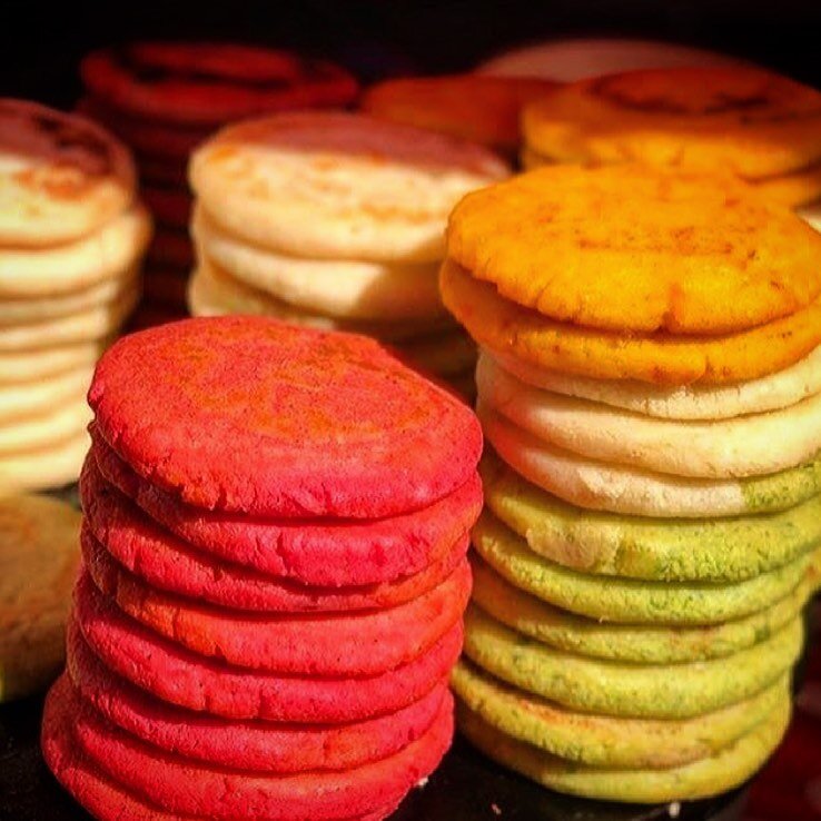⚡️Awesome shot from two years ago when we used to stack up the rainbow arepas 🌈
I know we&rsquo;ve been a little quiet 🤫 these days here in Instagram but we&rsquo;re still up and running 🏃&zwj;♀️ 

📢 Here&rsquo;s a update about what we have been 