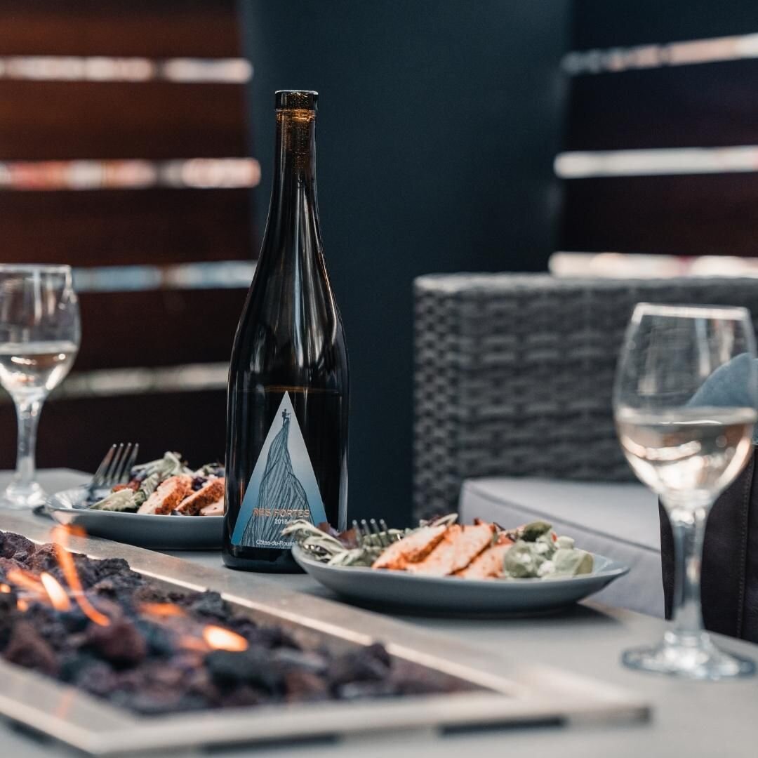 Hello patio season!

Who is ready to enjoy fresh open air dining? And of course a refreshing sip of wine to set the mood. 

Our pairing tips today, the Res Fortes White with seafood, grilled chicken or some Saint-F&eacute;licien cheese. 

Bon appetit