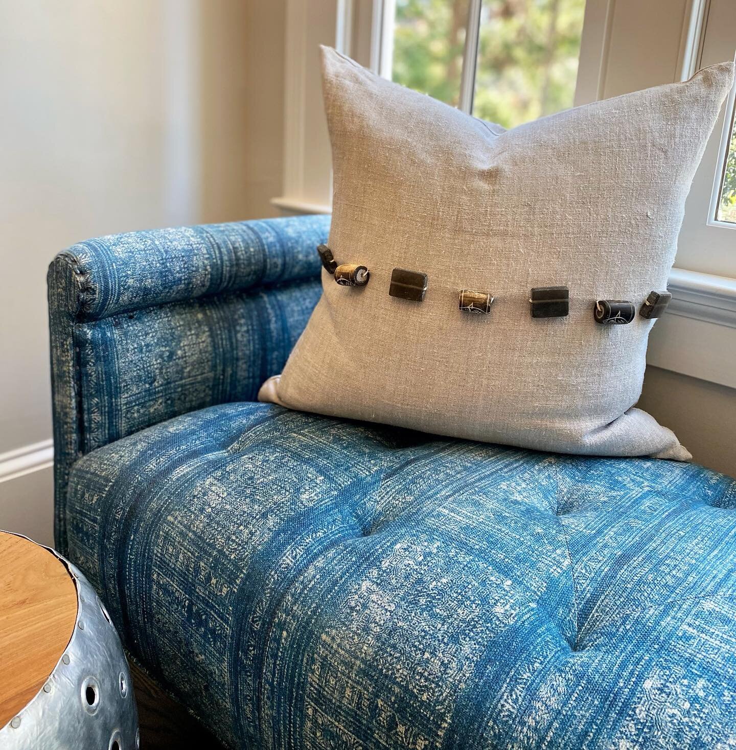 Adding various elements to a pillow is a subtle way to personalize your space like these carved wood &amp; resin beads ✨
.
.
.
#interiordesign #variouselements #carvedwood #resin #personalizedpillows #interiorphilosophy #interiorphilosophyatl #atlant