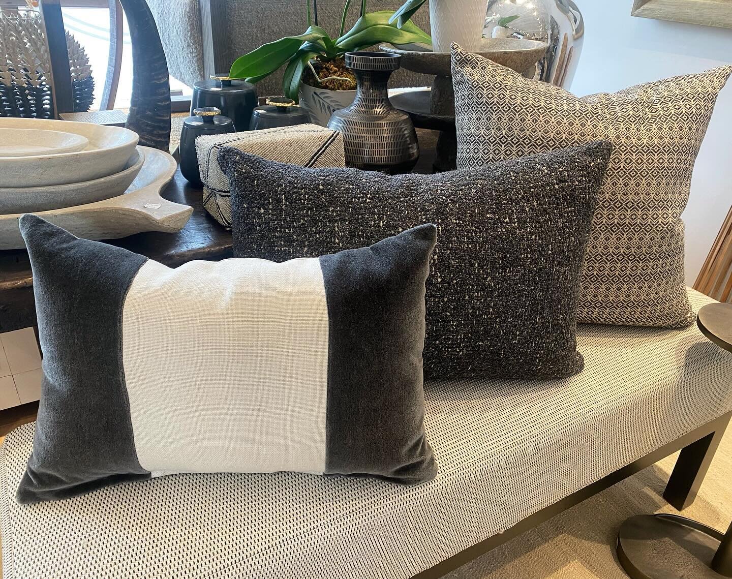 ✨ Custom Pillows ✨

Custom pillows can make all the difference when pulling a room together. 
.
.
.
#custom #custompillows #interiordecor #interiordesign #interiorphilosophy #interiorphilosophyatl #atlantadesigners