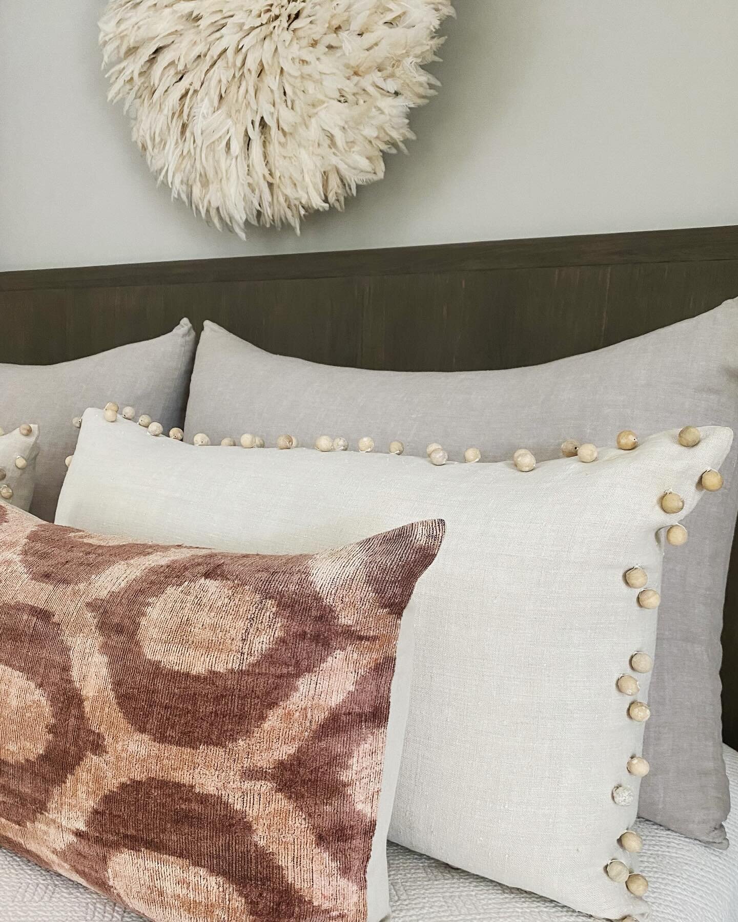 We love how the wood beaded trim adds dimension and interest to a basic linen pillow 🤩 
.
.
.
#beadeddetail #bedding #custom #custompillows #interiordesign #interiordecor #interiorphilosophy #interiorphilosophyatl
