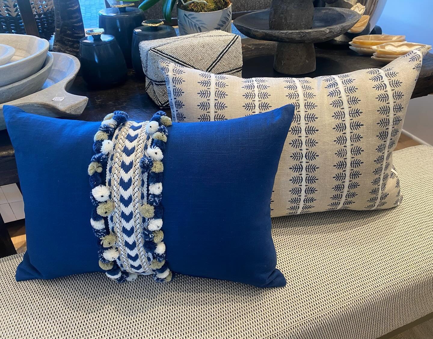 Custom pillows fresh out of the workroom 🤩 

Design Tip: When designing a room, select a neutral palette for the main pieces then add pops of color and personality with pillows and decor!
.
.
.
#custom #custompillows #designer #interiordecor #interi