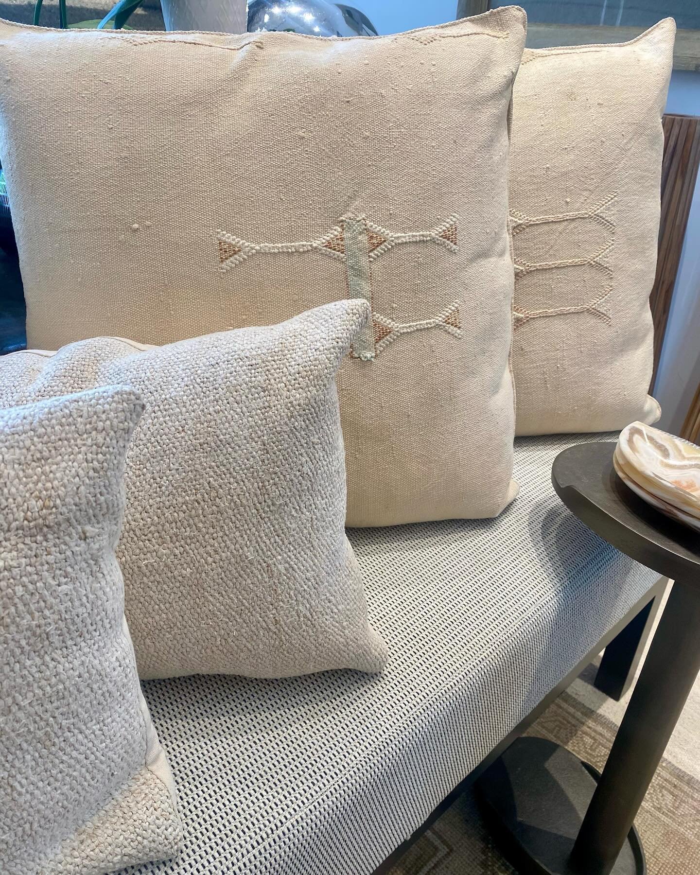 More one of a kind finds from High Point 🤩
.
.
.
#cactuskilim #oneofakind #uniquefinds #hpmarket #pillows #interiordecor #interiordesign #interiorphilosophy #interiorphilosophyatl #atlantadesigner