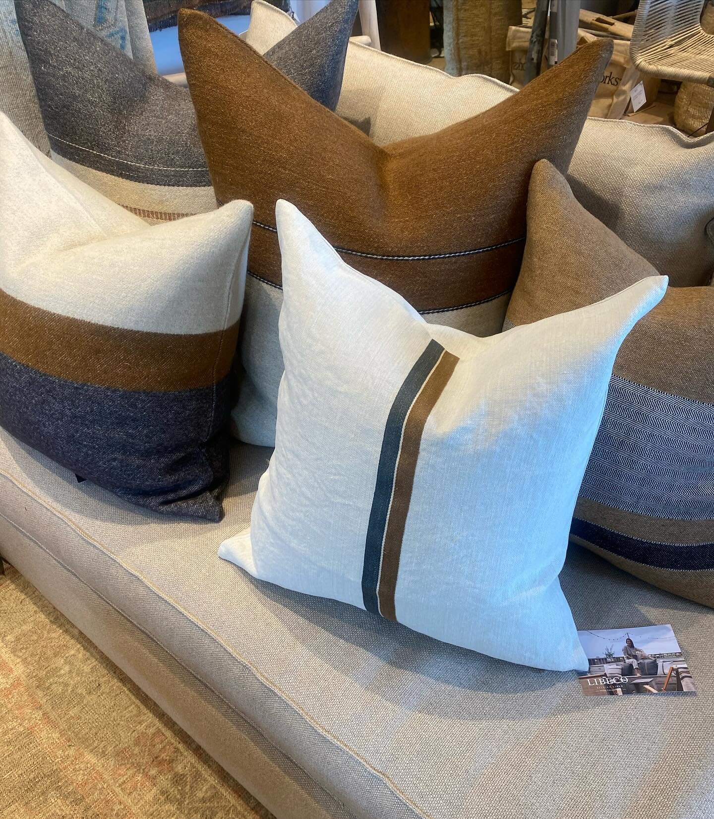 Ready made pillows from our favorite Belgian linen vendor 🤍
.
.
.
#beligianlinen #readymade #readymadepillows #interiordesign #interiordecor #interiorphilosophy #interiorphilosophyatl #atldesigners