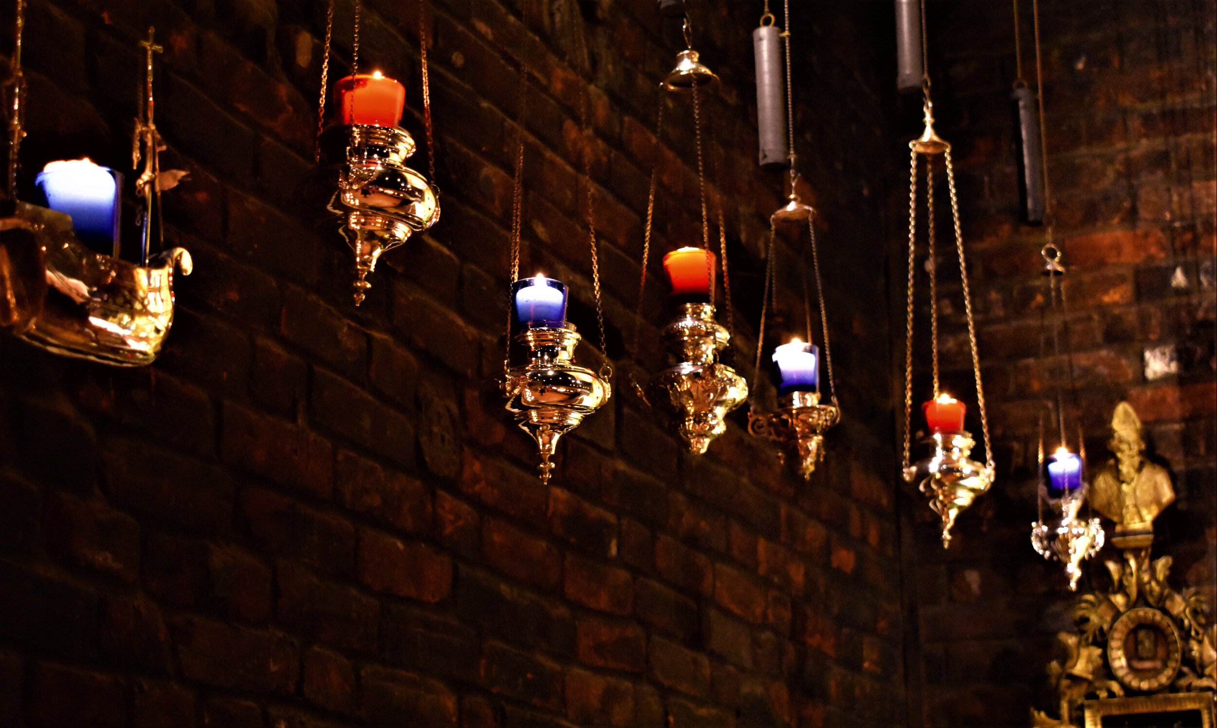 2017--UK_England_Walsingham_Chapel_lights_WM_rs.jpg