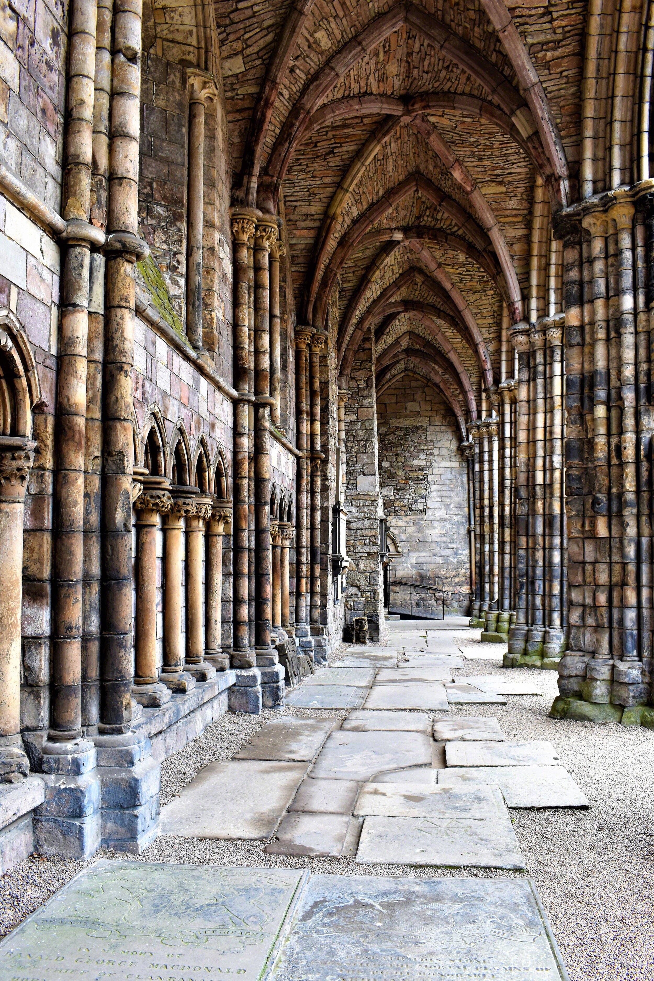 2017--UK_Scotland_Edinburgh_Holyrood_Abbey_ side_aisle_WM_rs.jpg
