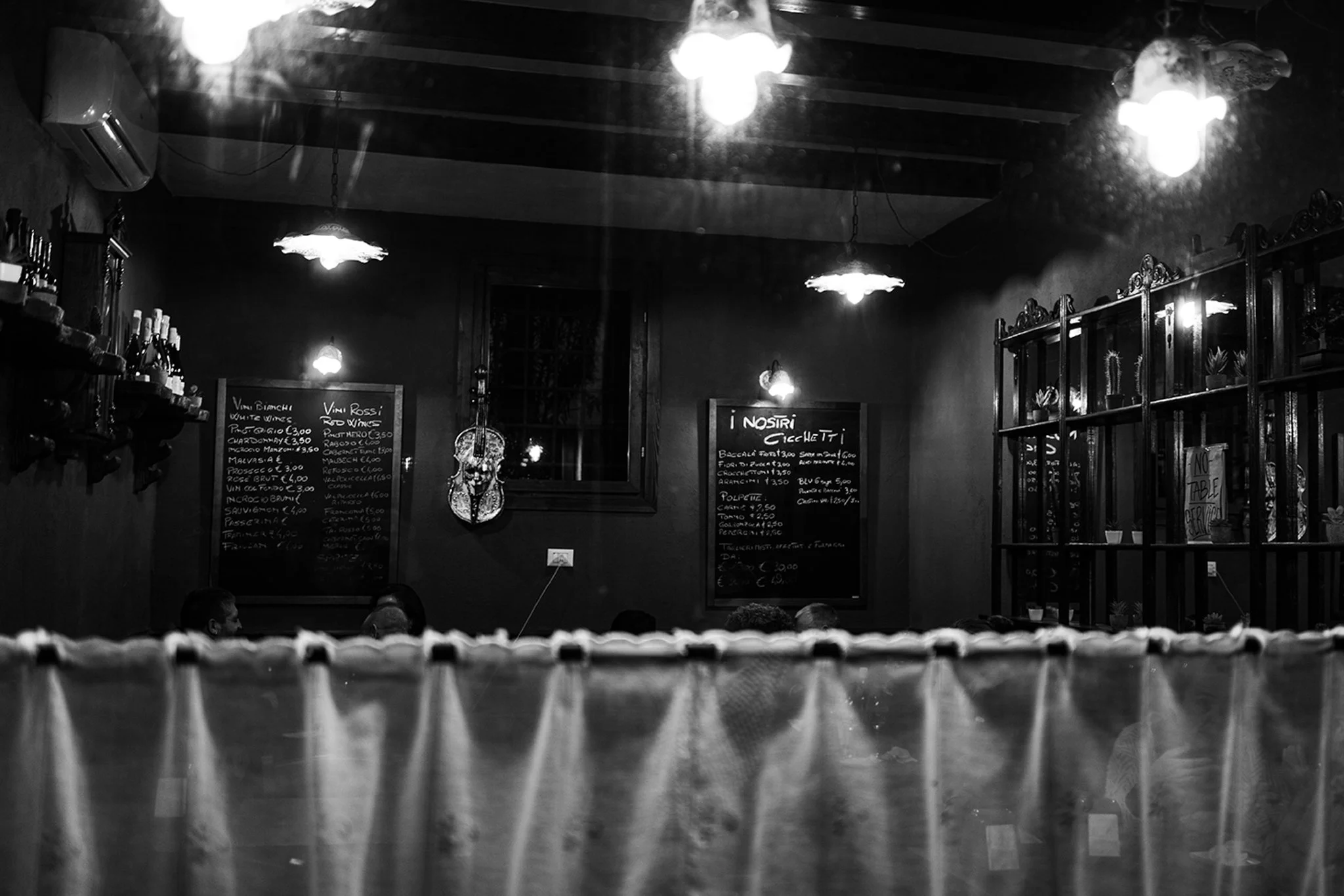 Monochrome_Street_Photography_Venice_0104.jpg