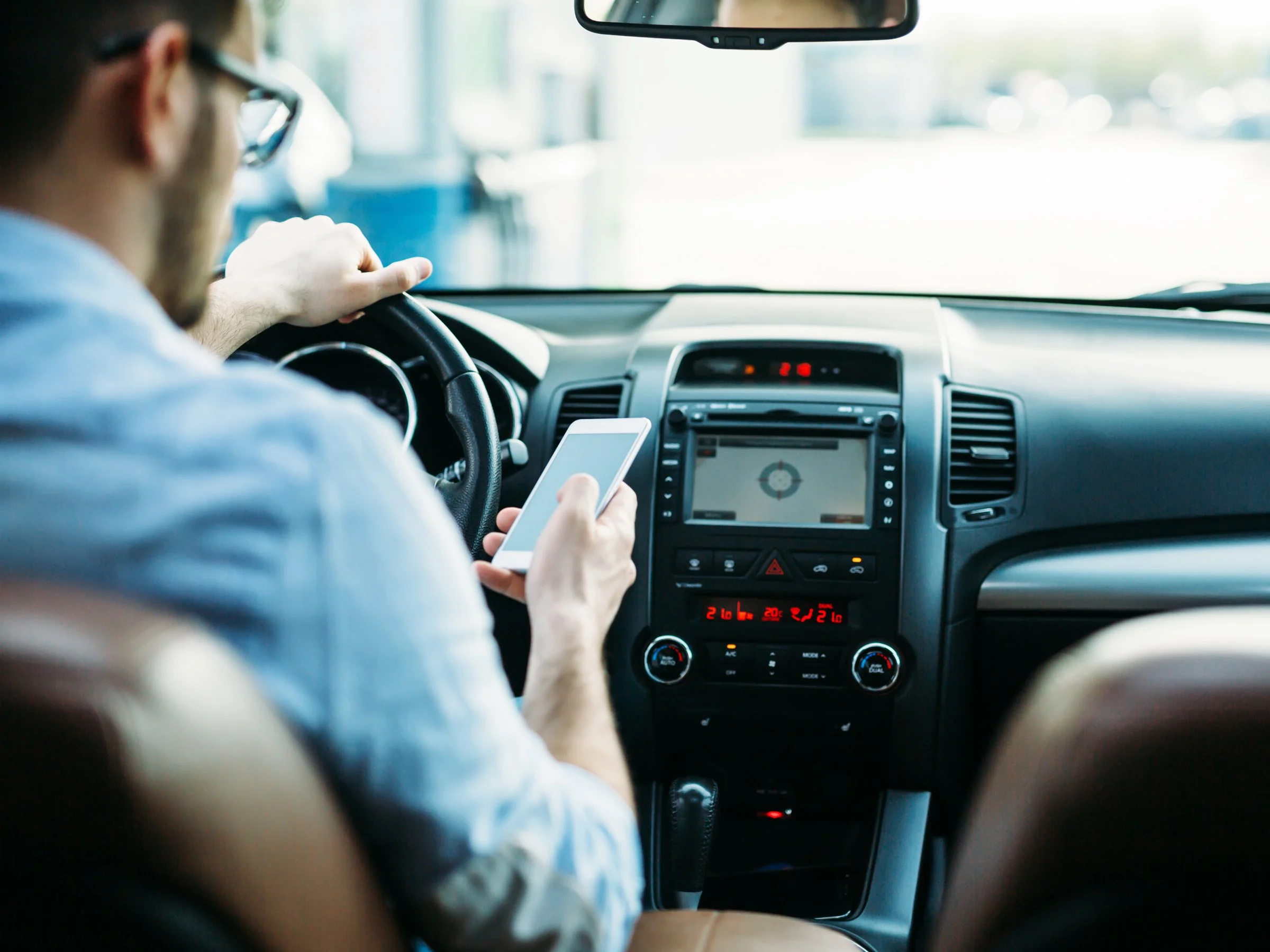 Texting-and-Driving-TA-680714868.jpg