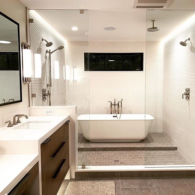 A juxtaposition of smooth and textured, shiny and matte, dark and light. Then brought to life with layers of light! ❤️
Design by @catherinegoodsellinteriors .
.
.
.
.
#modernbathroom #detailsmatter #livableluxury #custominteriors #custombathrooms #in