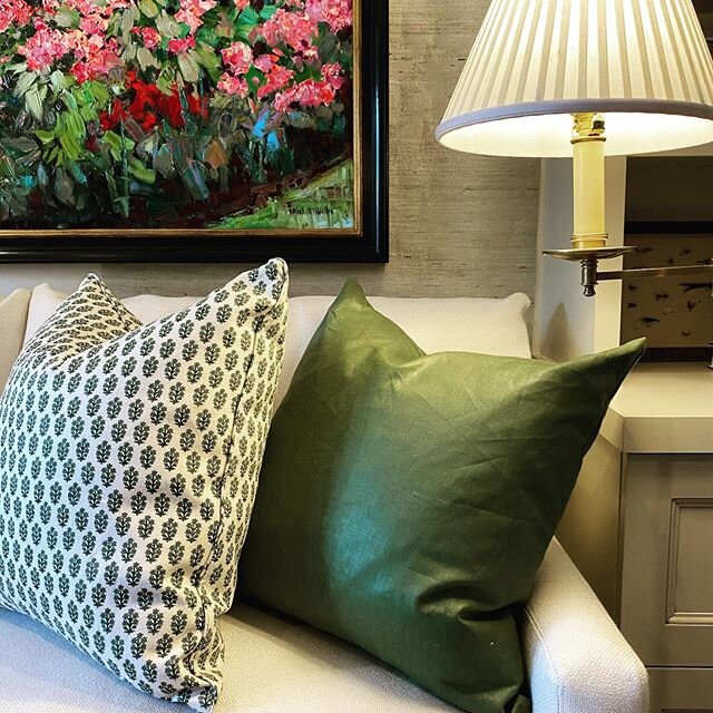 A well appointed space draws you in and feeds your soul. 
Design by @catherinegoodsellinteriors .
.
.
.
#custompillows #color #homelibrary #design #decor #style #styleinspo #interiors #homedesign #inspired #custominteriors #interiordetails