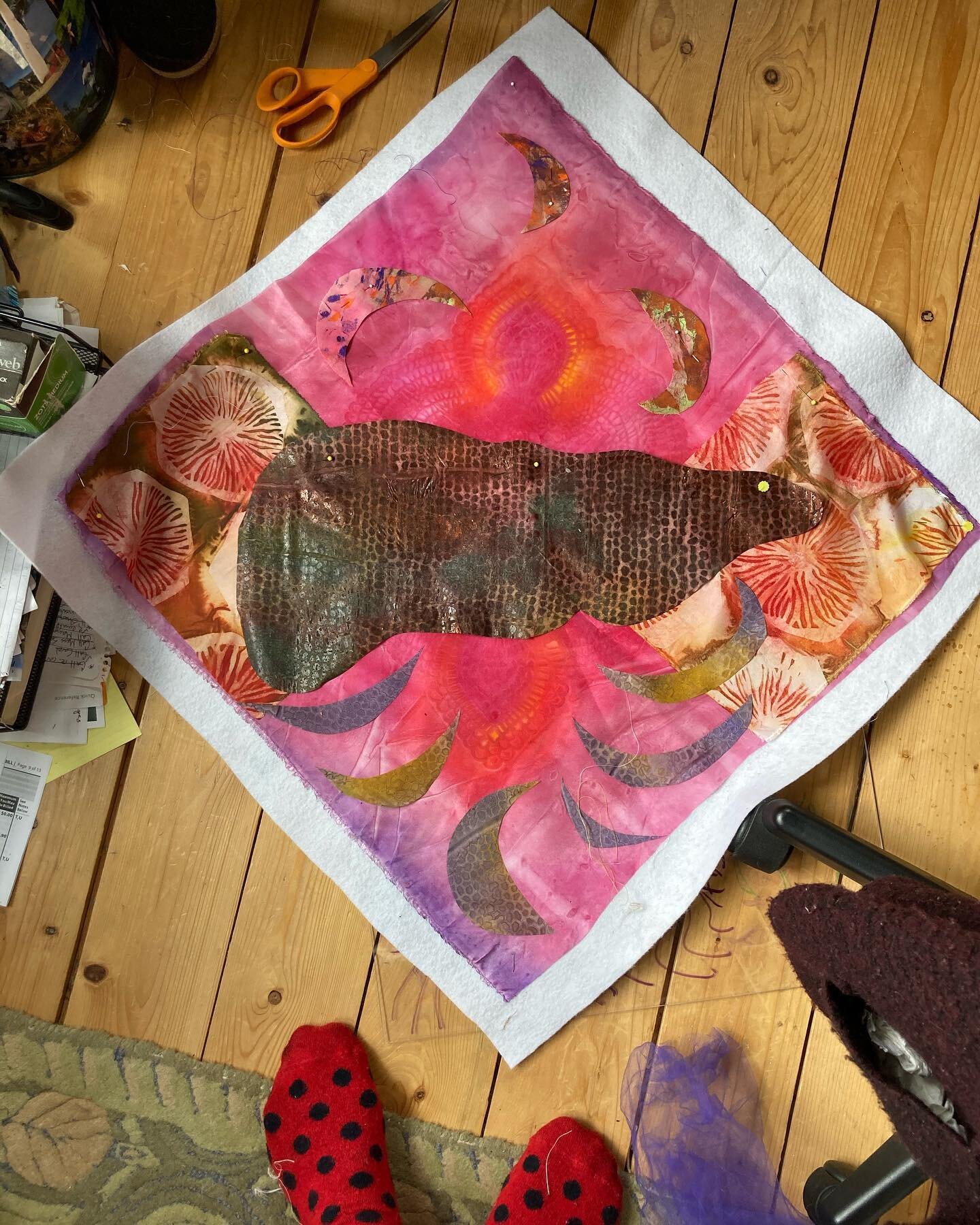 Designing a new liver quilt with silk and evolon that I painted and monoprinted a few years ago. I was feeling the rhythm of liver rotation and it came out as crescent moons - a radiant celestial liver. The corner pieces are based on the internal str