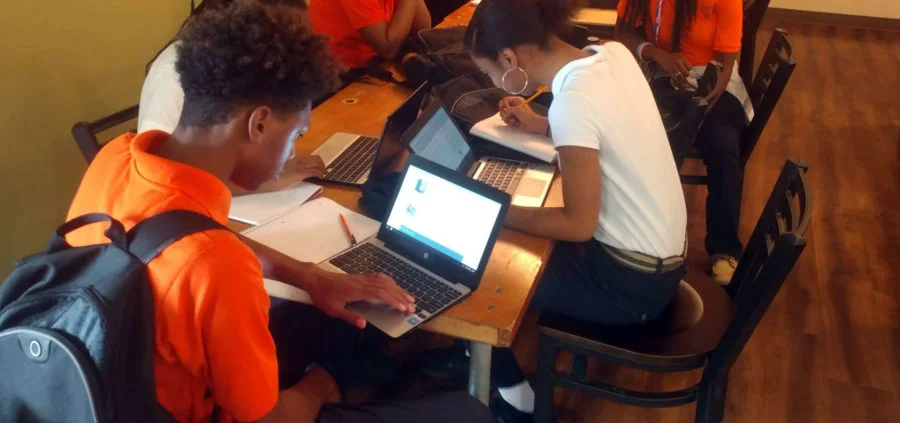 Mrs. Perry's 10th grade English class hard at work learning and understanding credible and reliable sources, as well as useful research for papers and presentations. Keep it up Bulldogs!