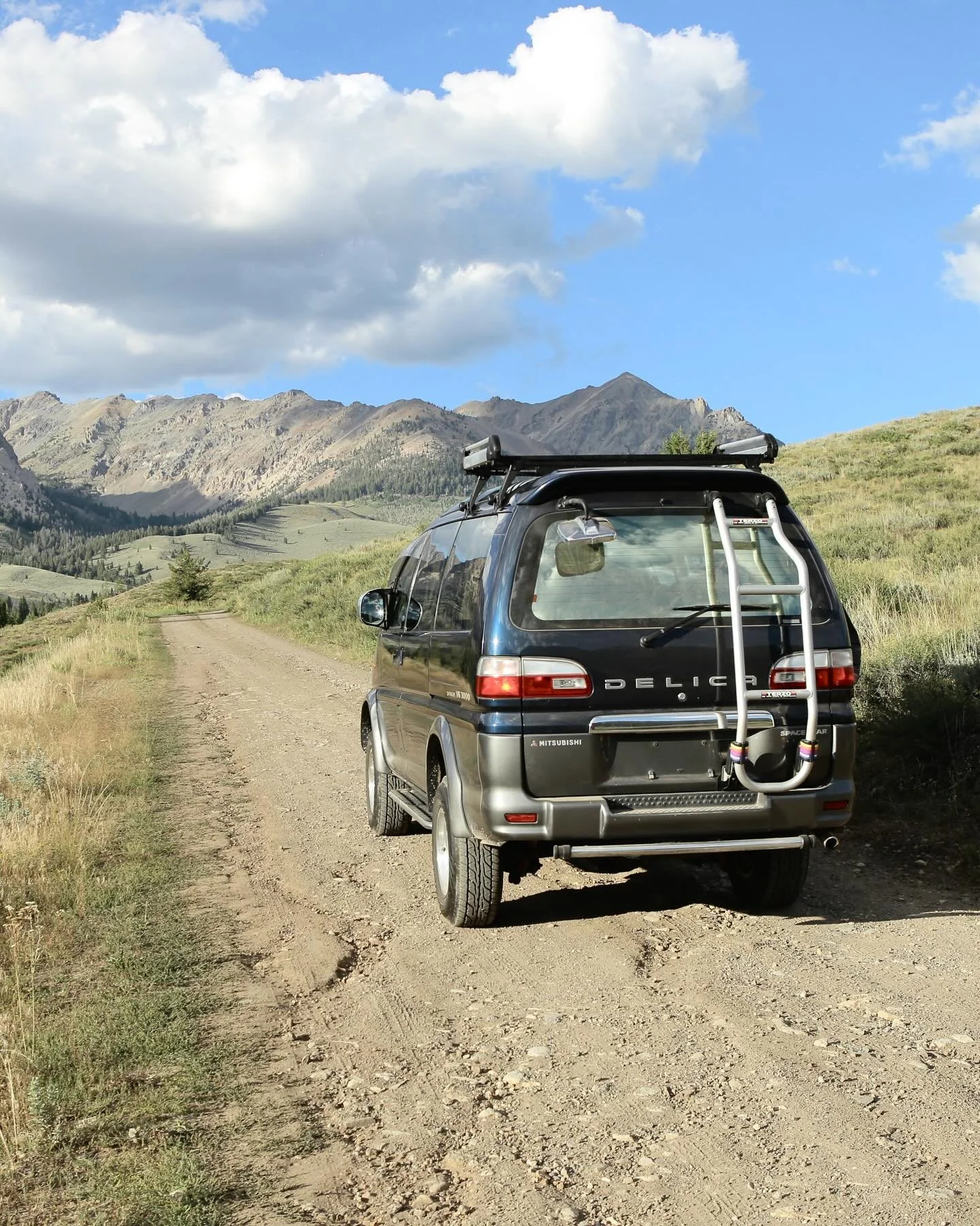 Taking your van anywhere this weekend? Let us know in the comments!

#delica #campervan #jdm #jdmlifestyle #l400 #spacegear #vanlife #offroad #4x4 #4x4van