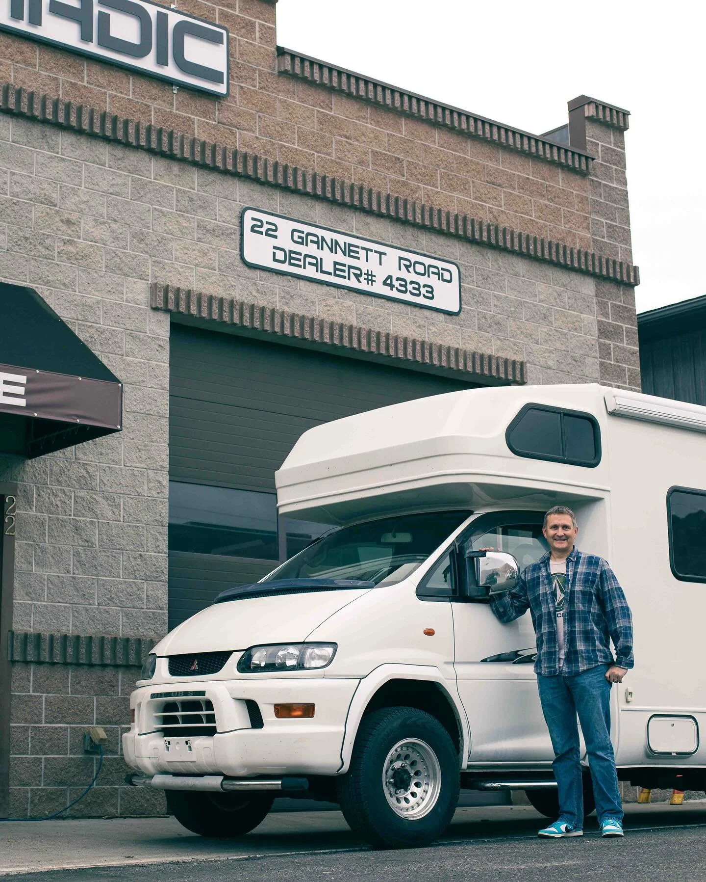 Merlin 🧙&zwj;♂️ headed out in early November with Andrew! This rig was the first of its kind we have seen; a 3.0L V6 powered L400 camper with 4WD high/low range transfer case. This rig has the ability to go 85mph down the highway, crawl up some mana
