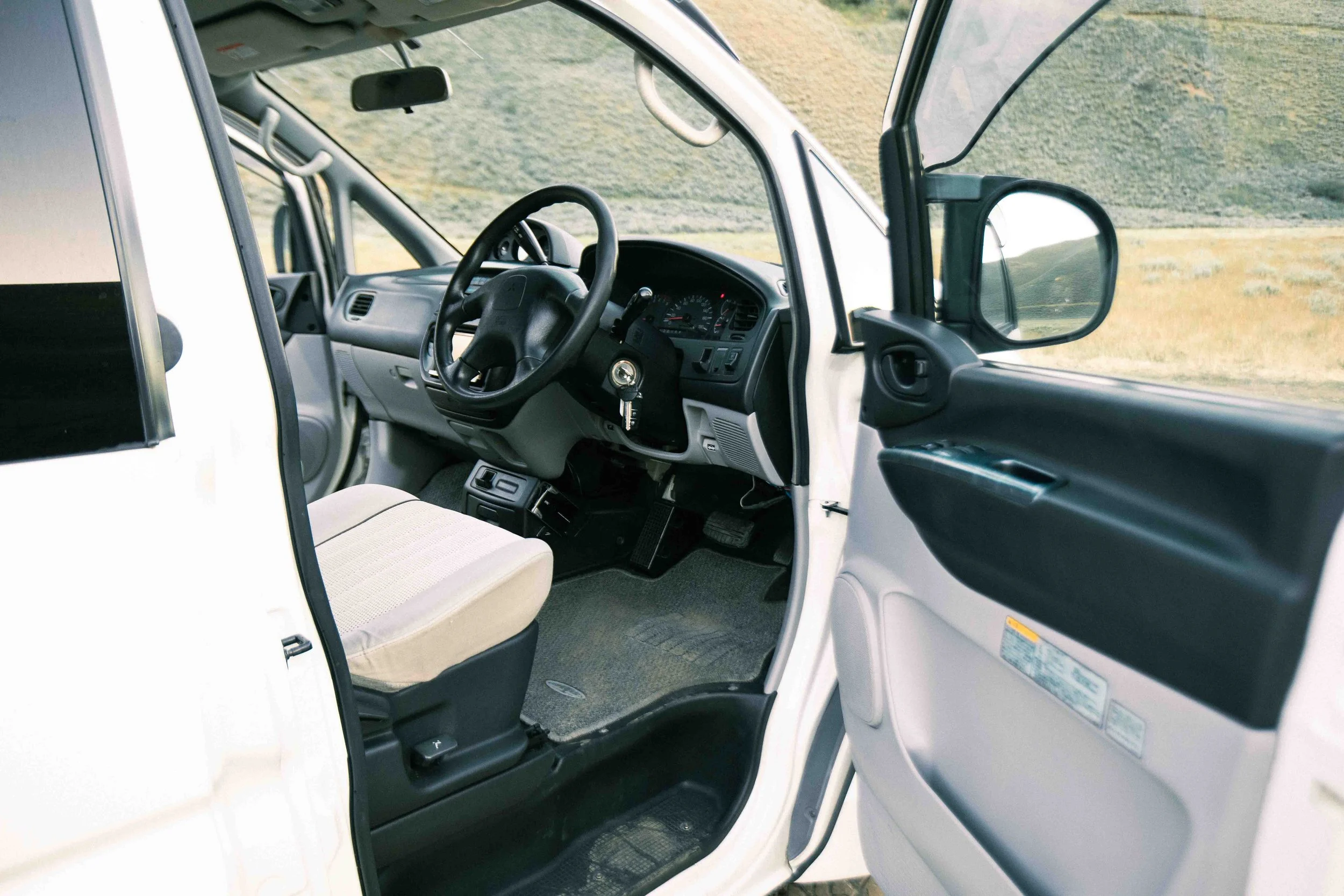 2000 Mitsubishi Delica JDM car for sale — photo 12 of 25