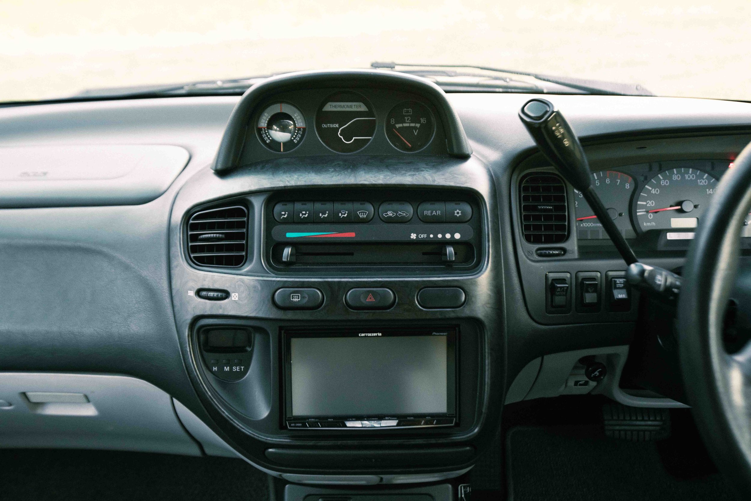 2000 Mitsubishi Delica JDM car for sale — photo 14 of 25
