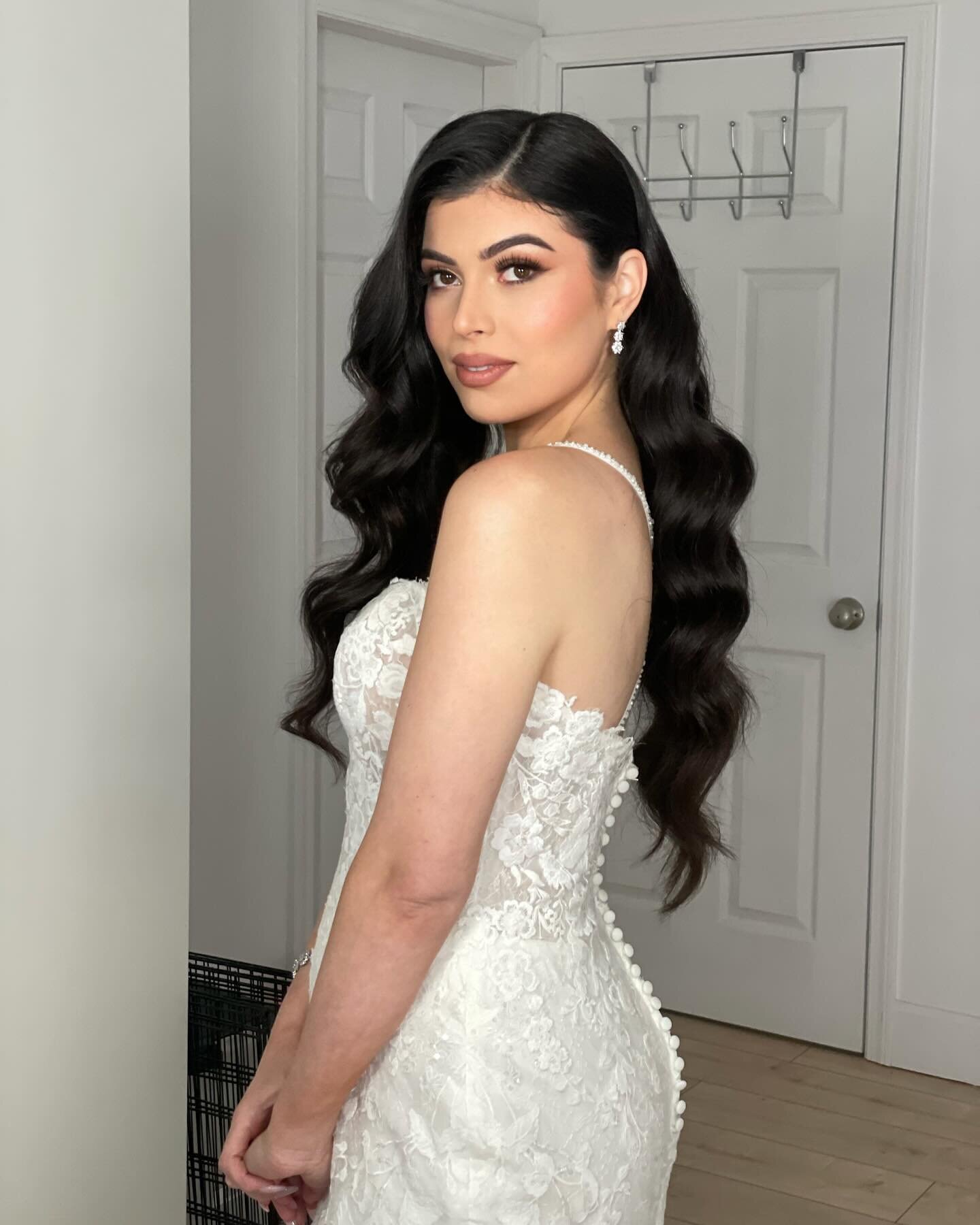 Started 2024 bridal off with a 💥!! 

📌 SAVE this post for inspo for your bridal trial this season! 👰🏻&zwj;♀️💄✨

GLAM SQUAD 
Makeup: @courtneyleighartistry 
Hair: @bridalhairvancouver 

Secure your date now by emailing courtneyleighartistry@gmail