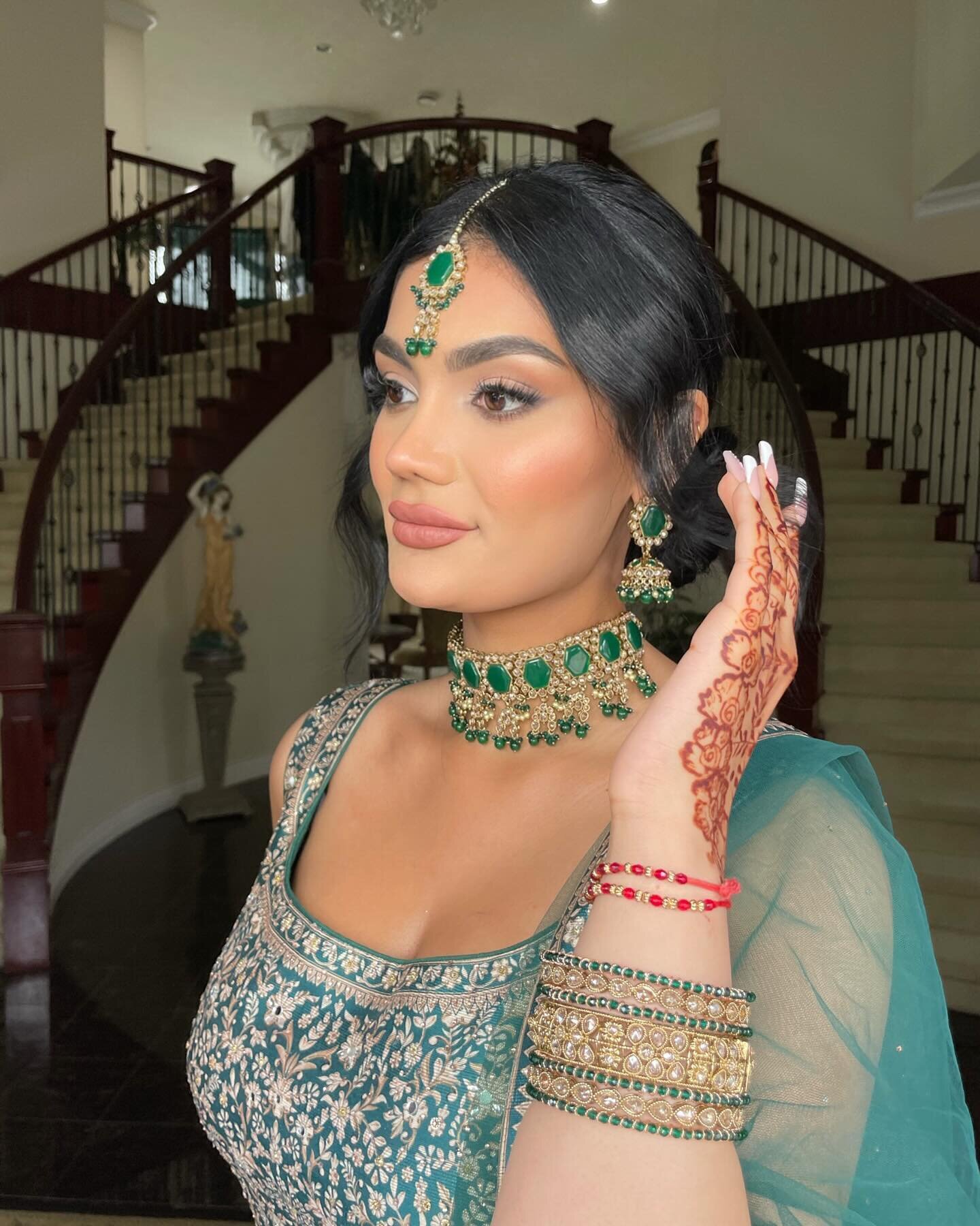 📢Exciting news for South Asian Wedding Guests! 🎉you can now enjoy discounts when booking in for multiple events for a wedding with my new South Asian Glam packages, which include hair, makeup, jewellery setting + chunni pinning! (also option to opt
