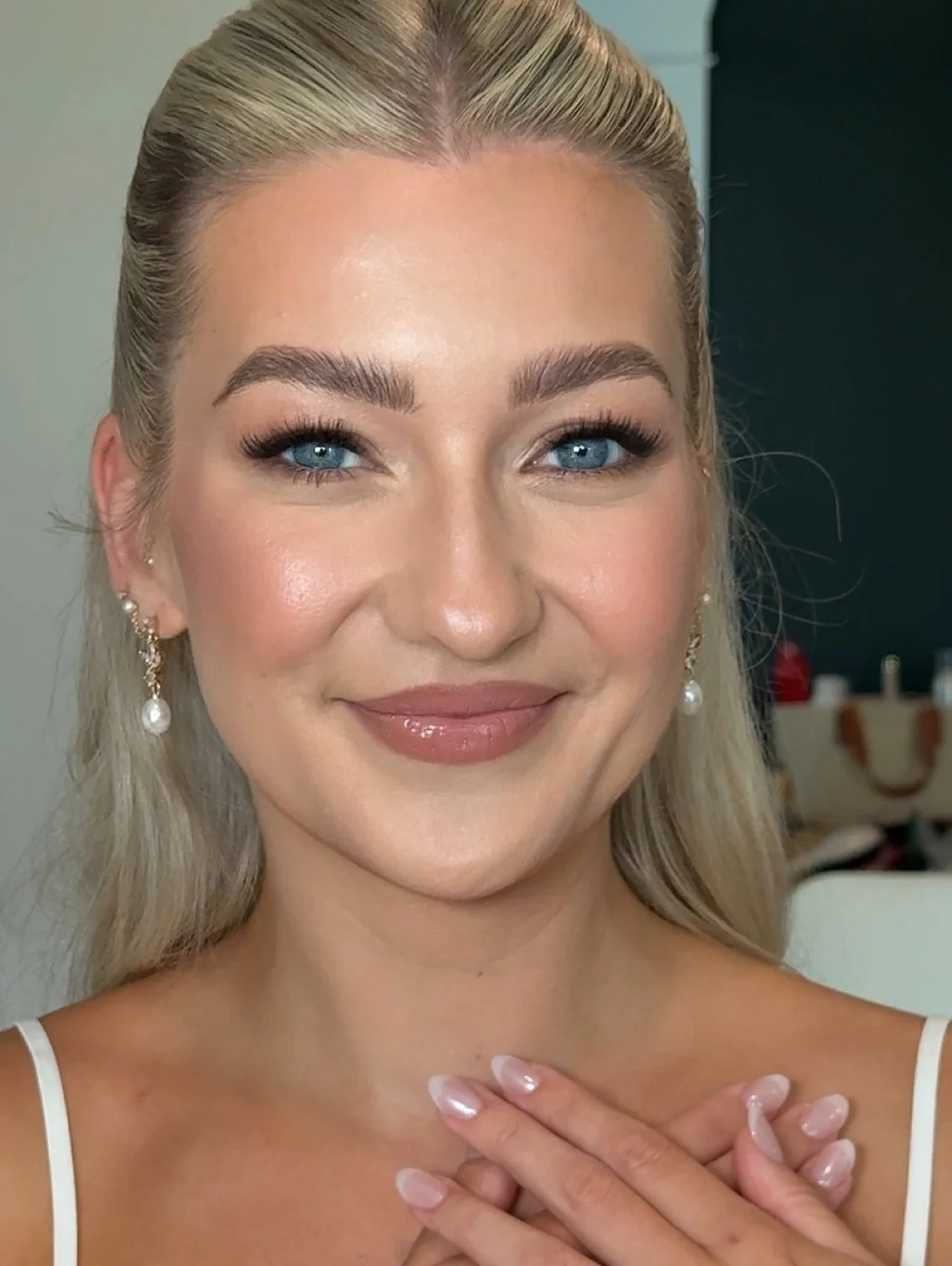 Bridal glow unlocked 🔓🕊️ @tessalemley 

Hair by @amypurcha 

&bull;
&bull;

#VancouverBridalMakeup #FraserValleyBrides #LangleyMakeupArtist #VancouverBride #GlamBride #LuxuryBridalMakeup #WeddingMakeupArtist #NeutralBridalGlam #FraserValleyMakeupAr