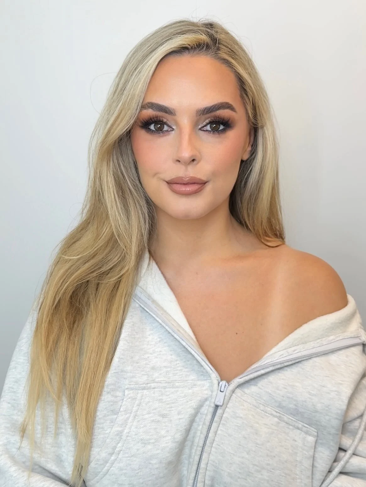 And just like that&hellip; holiday glam season is HERE ✨🎄
@misstsilveira started us off strong with the most dreamy gala look 

Holiday party, gala, or girls&rsquo; night on your calendar? Your glam deserves to feel unforgettable

🔗 Weekend spots a