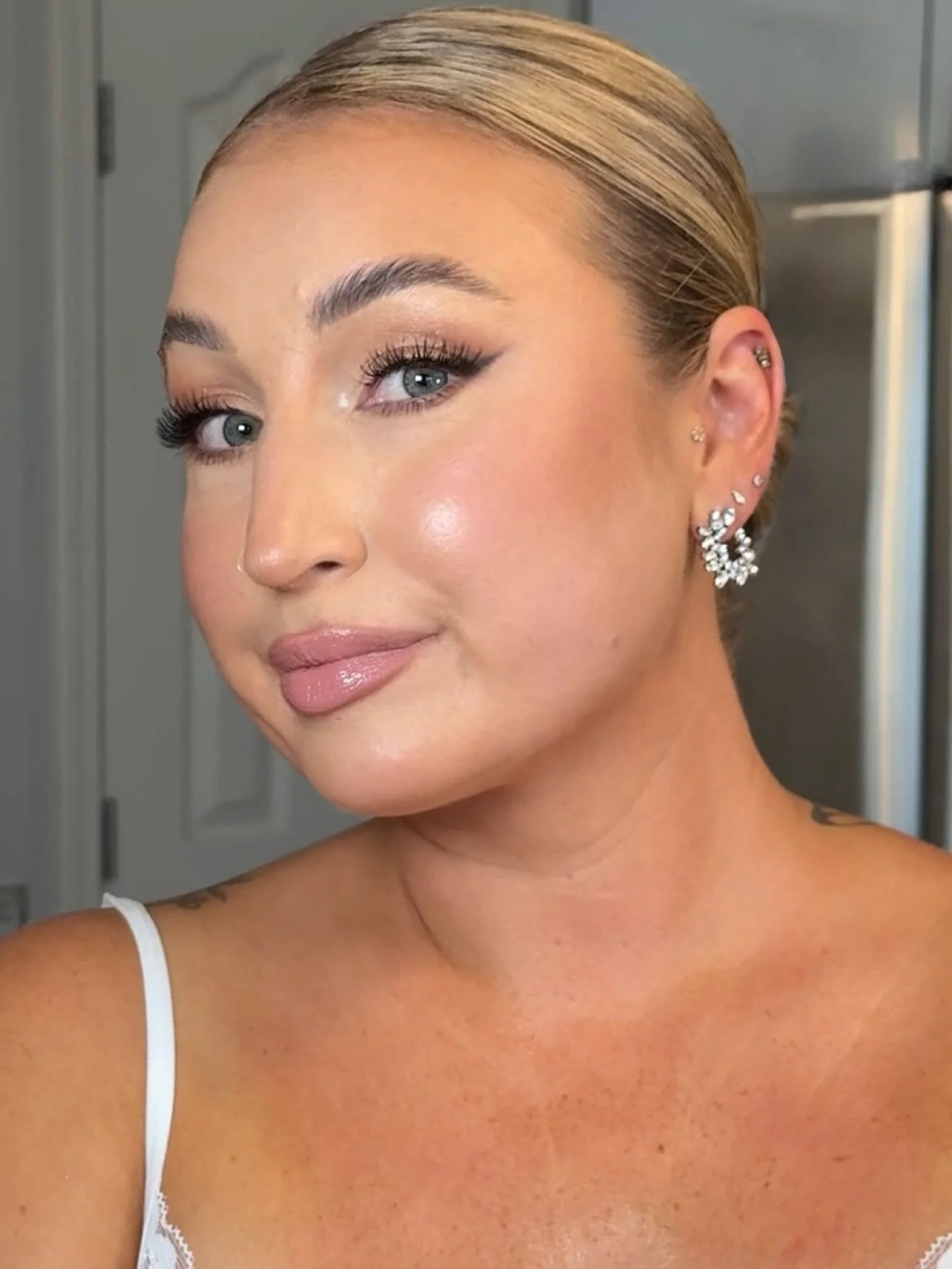 The sweetest glam for the sweetest bride 🤍 Glowy skin, a soft pinky lip, and my signature sculpt for @justine_whalen 
Creating this glow for her day was such a dream.

Hair: @brittanyleehair_