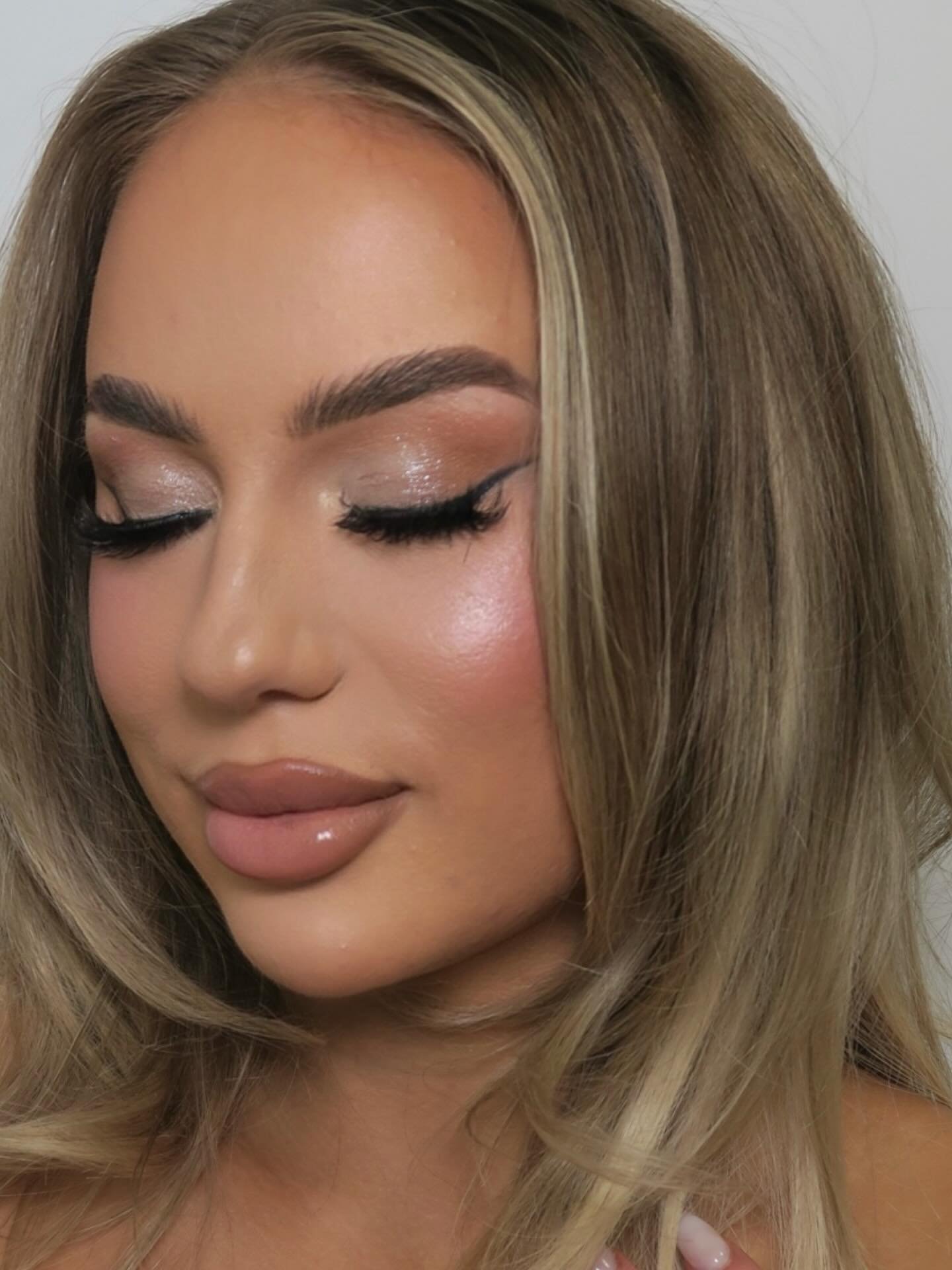 Sculpted, glowy, and just the right amount of flirty 🎀🕯️
If you need Valentine&rsquo;s glam &mdash; this is your sign.

Muse: @cierradevray 

✨ Let&rsquo;s create your dream look 
Reserve your special event glam via the link in bio. 🔗 or 
💌 email