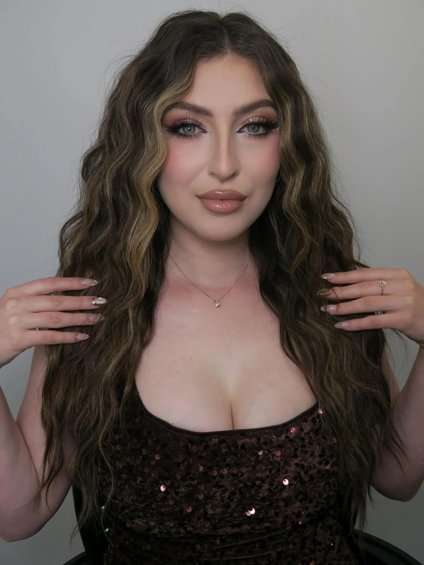 Soft sculpt, glossy lips, &amp; date-night energy💋
So tell me &mdash; what are we doing for Valentine&rsquo;s tomorrow? 👀💌

🌹 Last chance for $150 V-Day glam
DM me to claim your spot 💄

Muse: @vanessaciccozzi 

✨ Let&rsquo;s create your dream lo