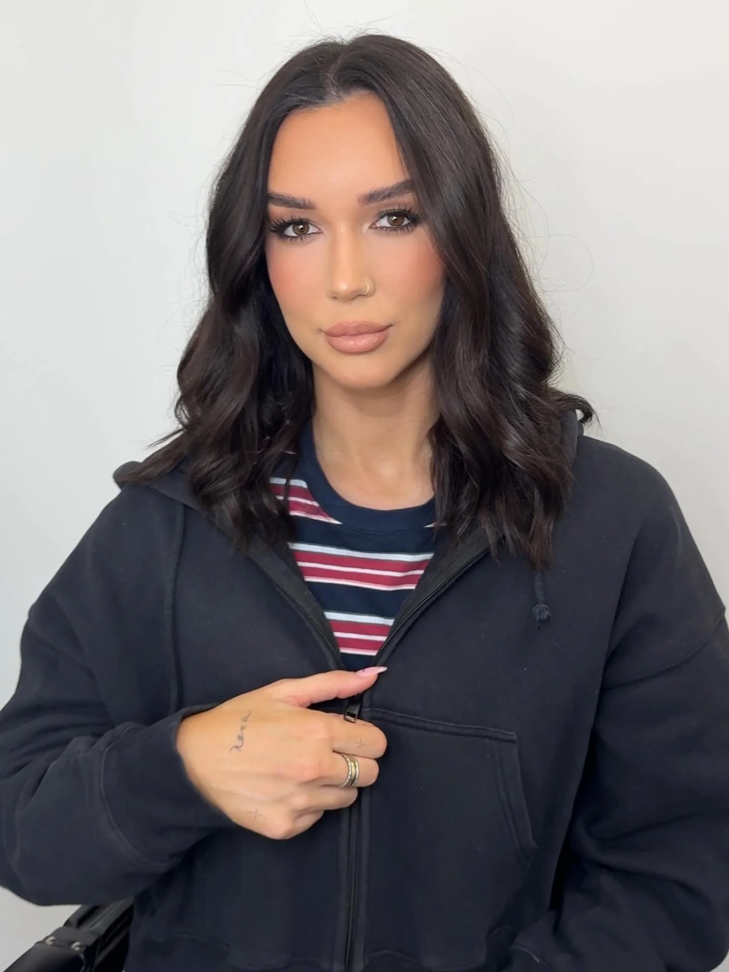 Smokey eye 🤝🏼 nude lippies
Birthday glam never misses 🪩🍸💋 It&rsquo;s your moment to be that girl 💅🏼
Let&rsquo;s chat vibe, theme, aesthetic &mdash; from outfit to jewellery &mdash; and plan your hottest look yet 🎂💄

Muse: @hayfrith 

Reserve