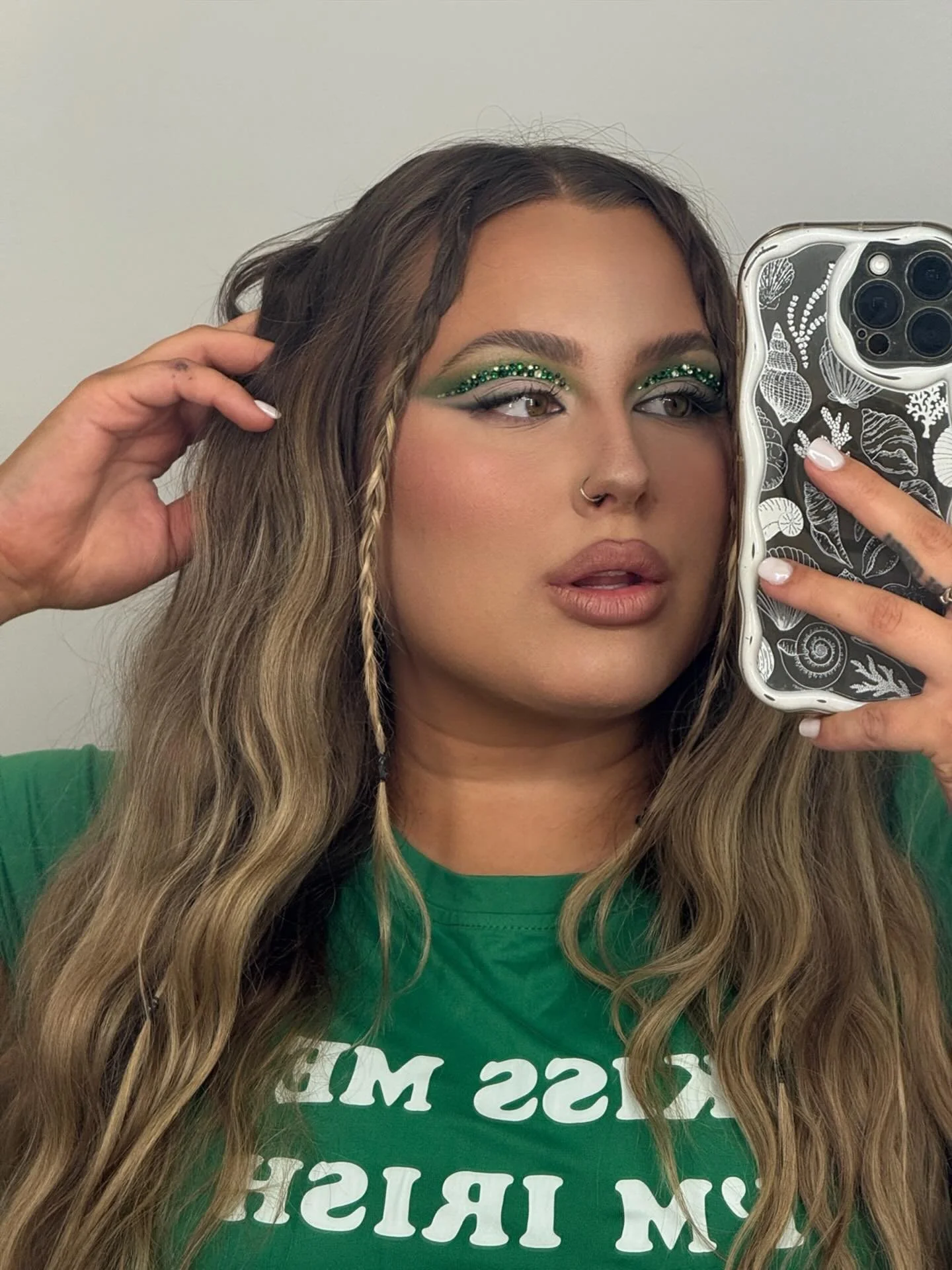 One thing about me&hellip;
If there&rsquo;s a theme, I&rsquo;m committing to the glam. 🍀✨ 

Happy St Paddy&rsquo;s my loves, split the G for me! 🍻
.
.
.

st paddys makeup look | green rhinestone eye | st patricks glam | sculpted radiant makeup | so