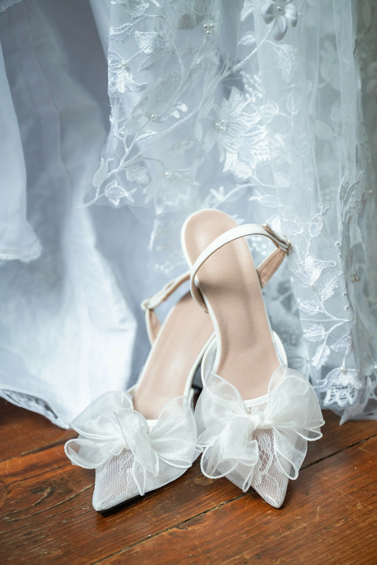 👰💍✨ Oh, the shoes! The perfect pair of wedding shoes can say so much about you! Are you a classic bride with elegant pumps, a laid-back bride with Toms or Vans, or a free spirit rocking boho sandals? 🦋  I was a Toms bride myself. 😉  Summer's shoe