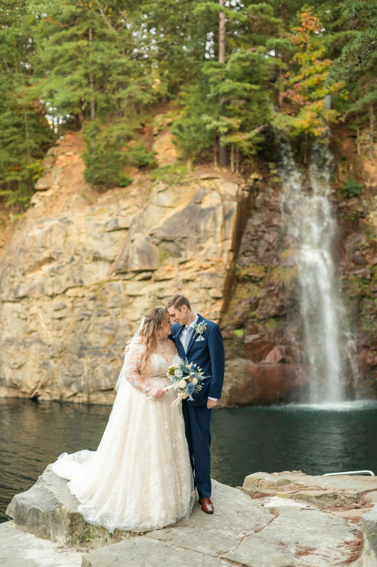 One year ago today, Heidi and Philip exchanged vows at the breathtaking Carrigan Farms, with the serene waterfall as their backdrop. 🌊💍 
As their wedding photographer, capturing those heartfelt moments was a true honor. From Heidi&rsquo;s radiant s