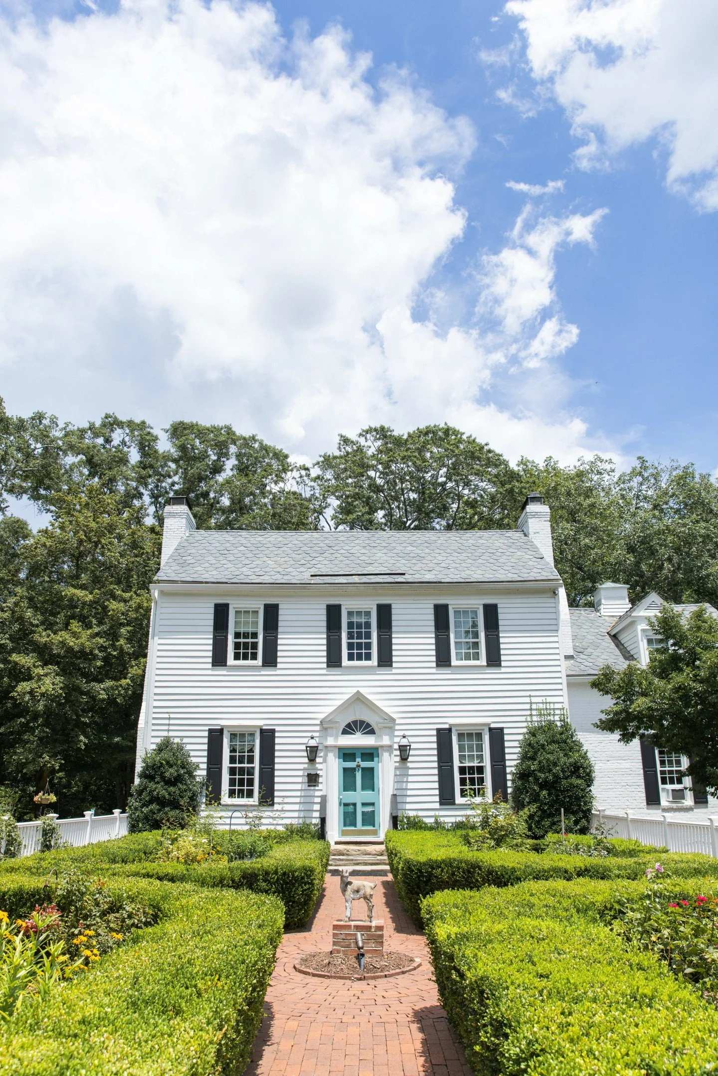 This summer I had the privilege of photographing Summer &amp; Chris's wedding at the beautiful Robertson Homestead...what an amazing venue!  It's a 200+ year old restored home complete with a bridal suite, groom's quarters, creekside ceremony space, 